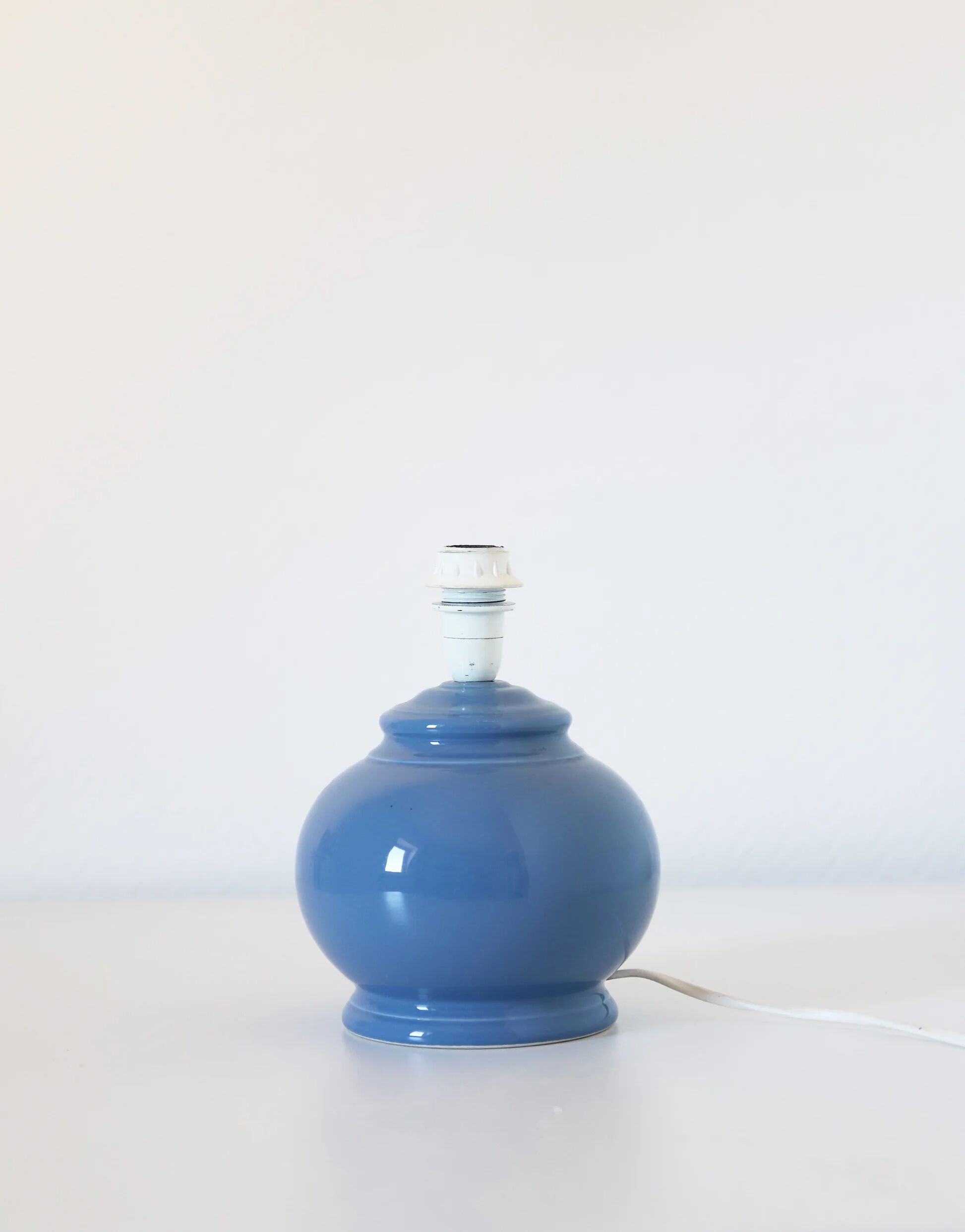 Vintage table lamp, 80s ball base and printed shade.
