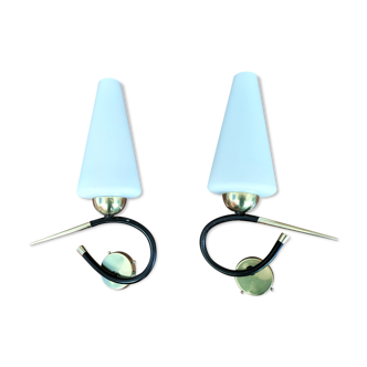 Paire d'appliques laiton et globes en opaline typique des années 60