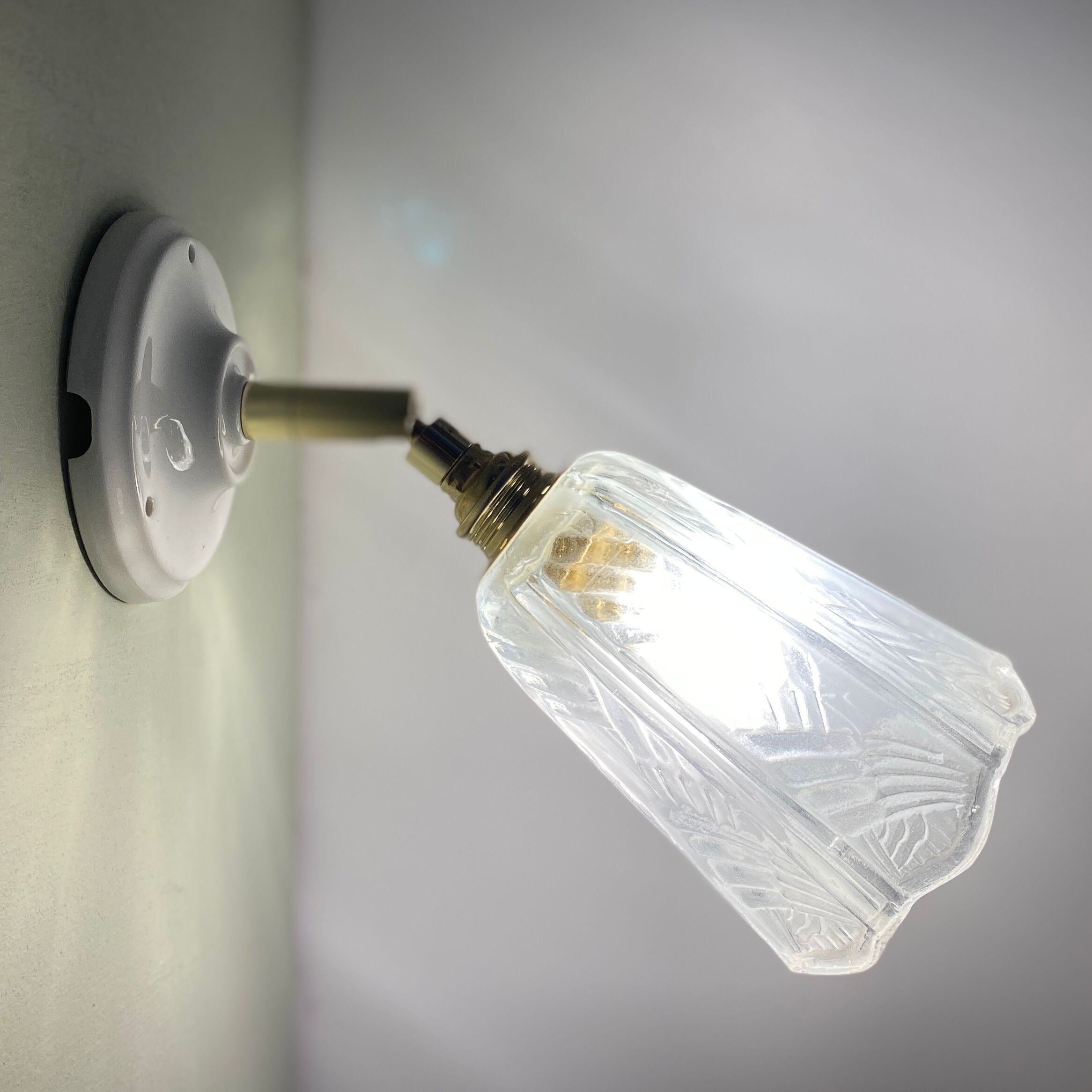 Vintage art deco tulip wall lamp in frosted glass