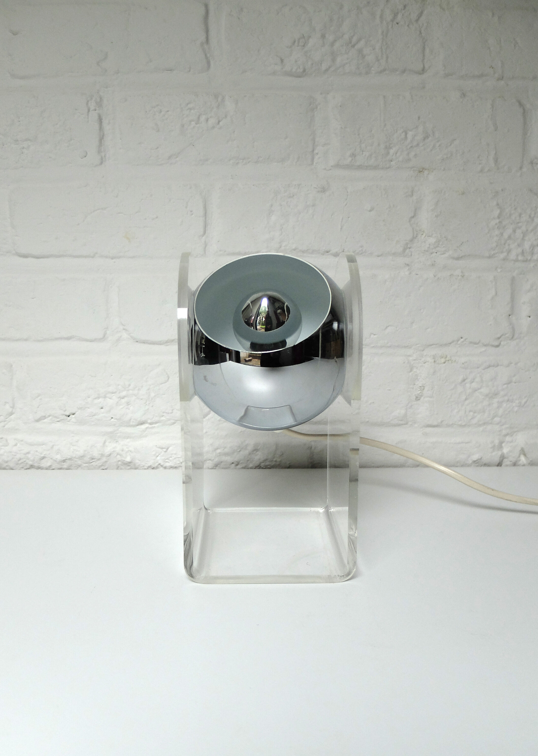 Space age sphere plexiglass table lamp, 1960/70