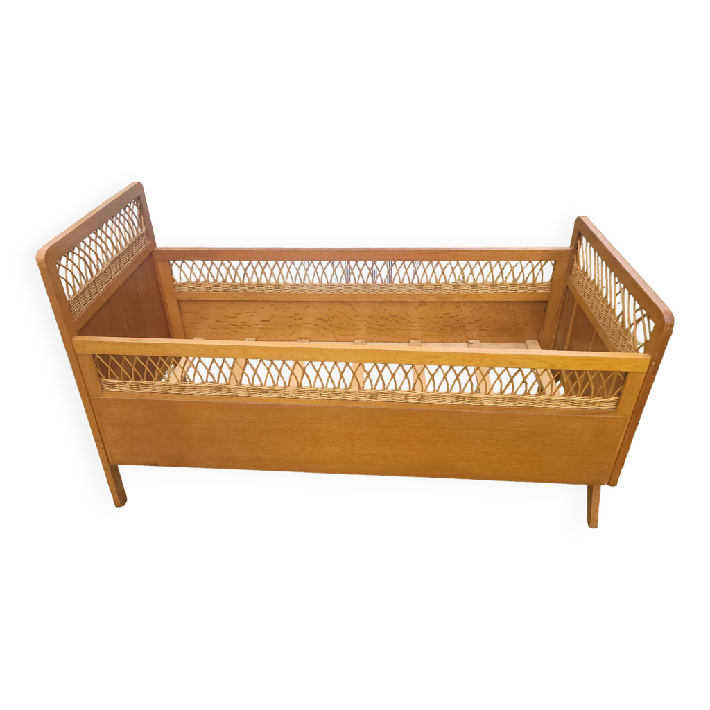 Ancien lit bébé vintage en rotin et bois Selency