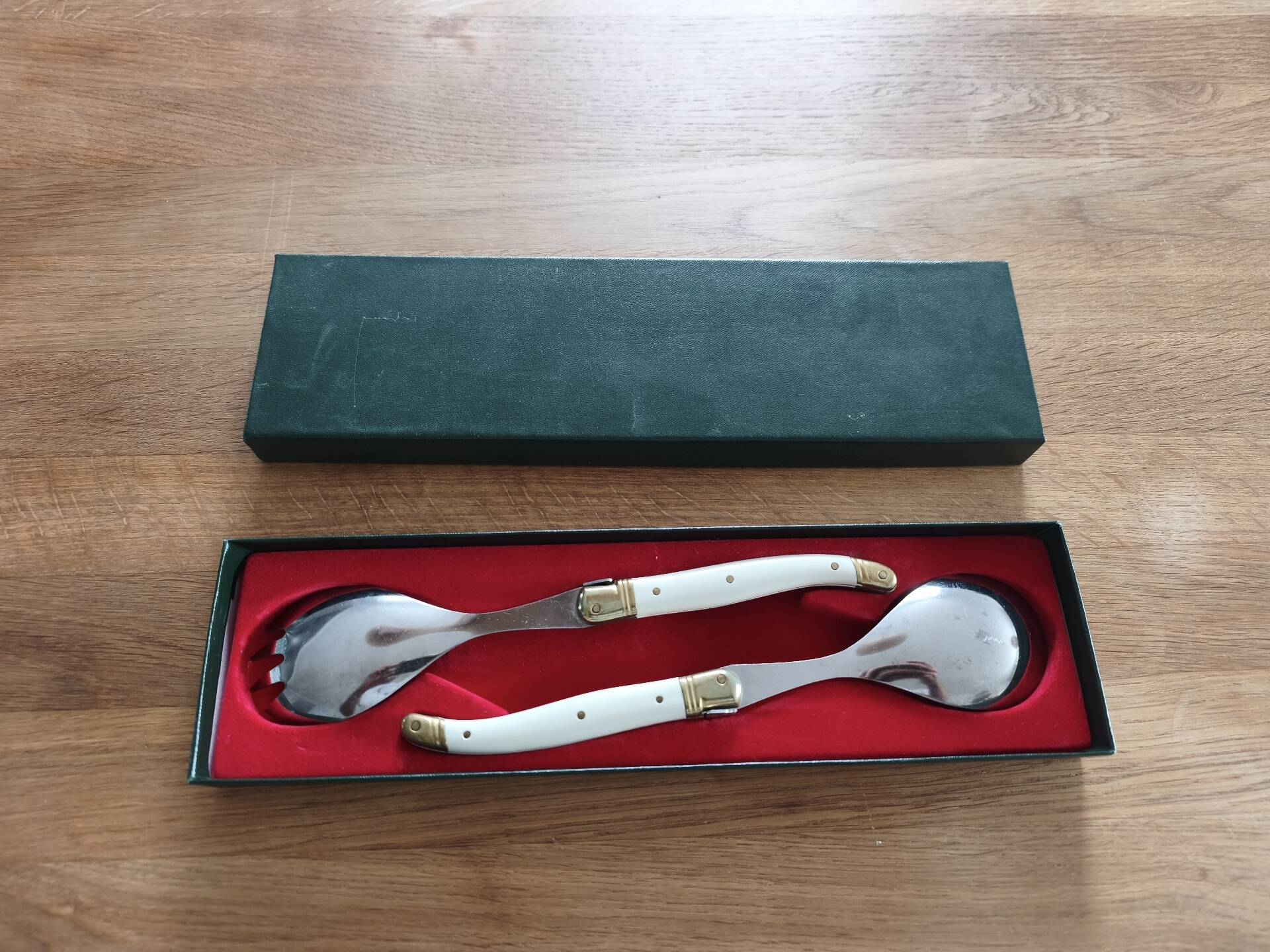 Laguiole salad service in its box – 2 pieces (White & Stainless Steel)