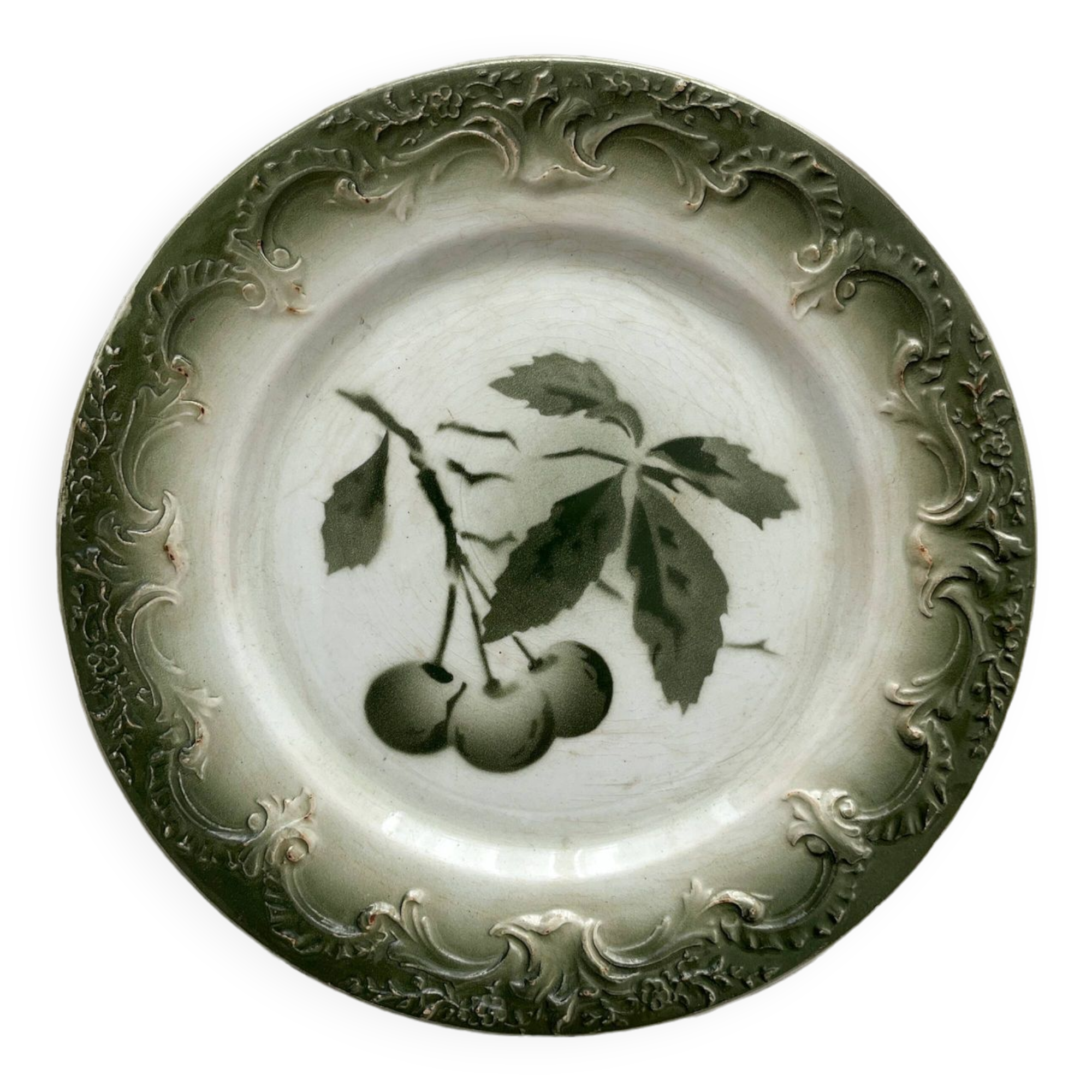 Assiette à dessert ancienne en terre de fer décor cerises faïence de Pexonne