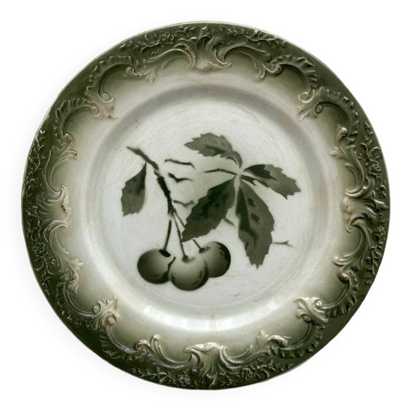 Assiette à dessert ancienne en terre de fer décor cerises faïence de Pexonne