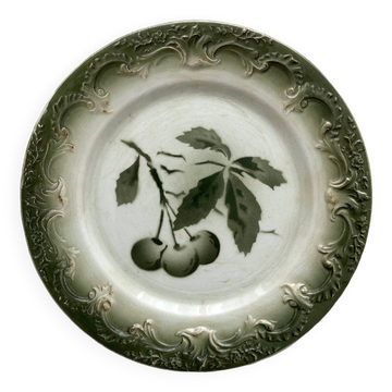 Assiette à dessert ancienne en terre de fer décor cerises faïence de Pexonne