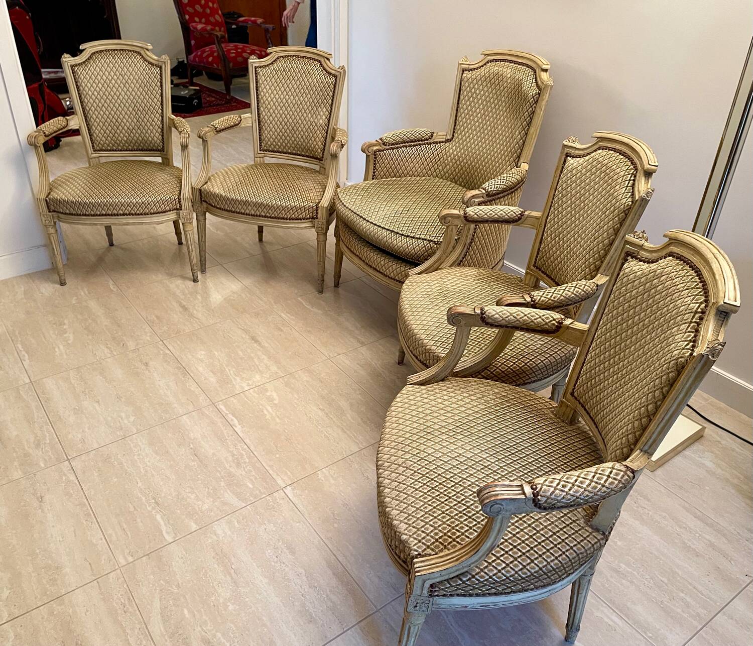 Elegant Louis XVI set – 4 cabriolet armchairs + 1 bergère