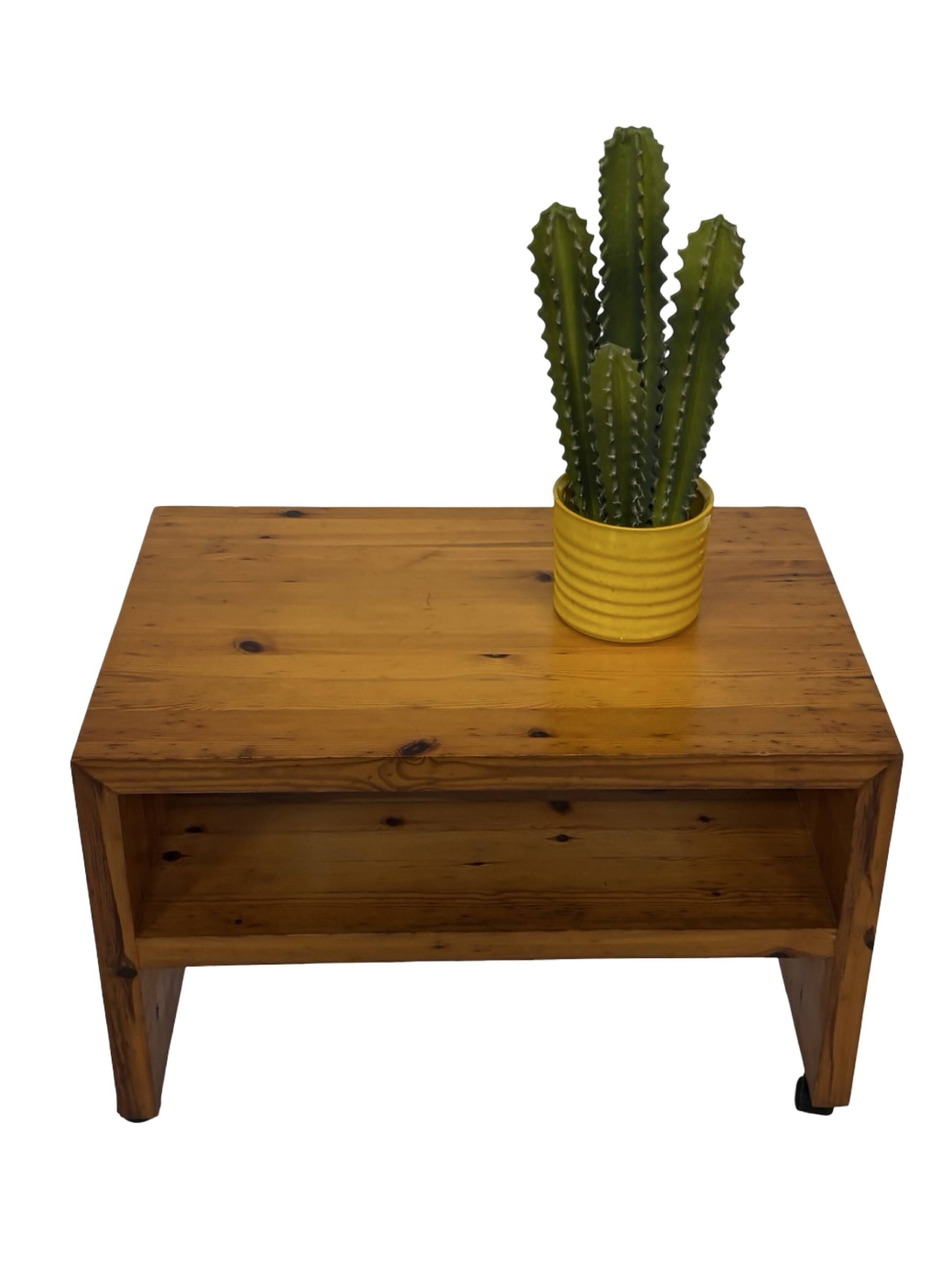 Table de chevet en pin, années 70
