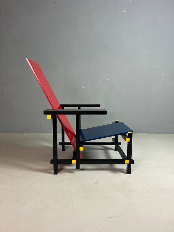 Chaise rouge et bleue de Gerrit Rietveld par Cassina