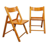 Pair of vintage folding chairs in pine from the 70s and 80s.