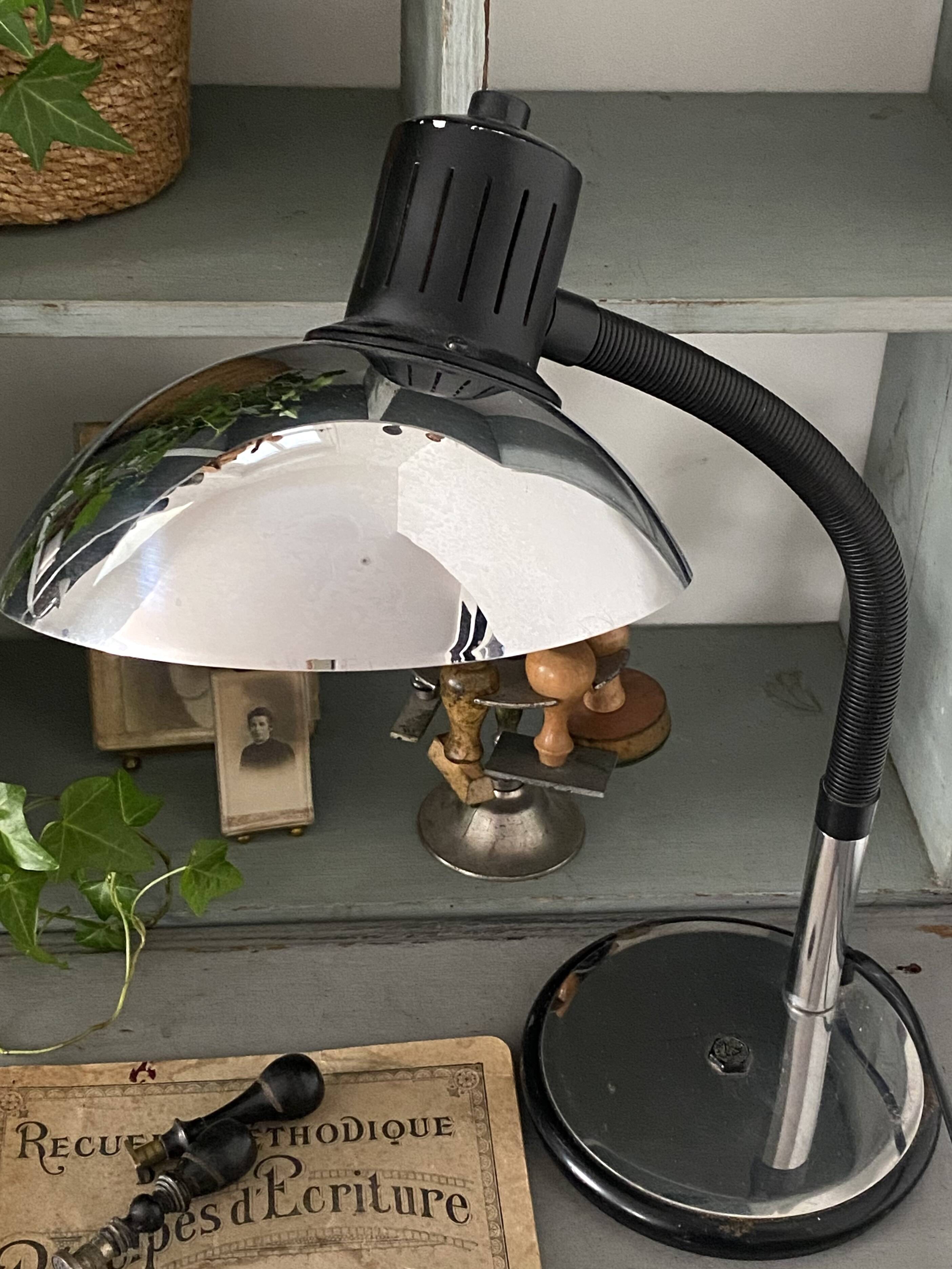 Articulated desk lamp