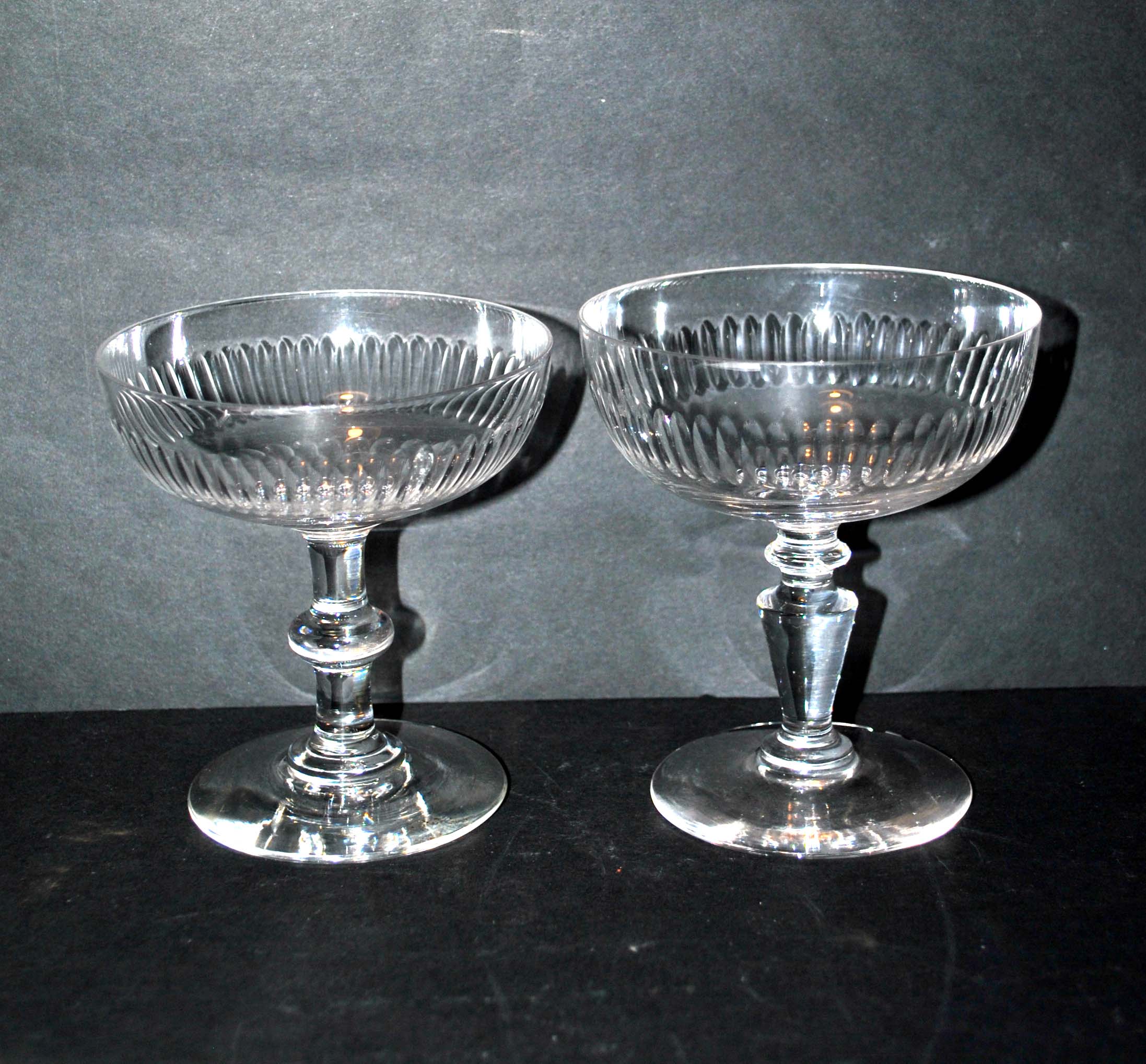 Lot de 2 coupes à champagne anciennes en cristal taillé 1900 frise oves 10.5cm