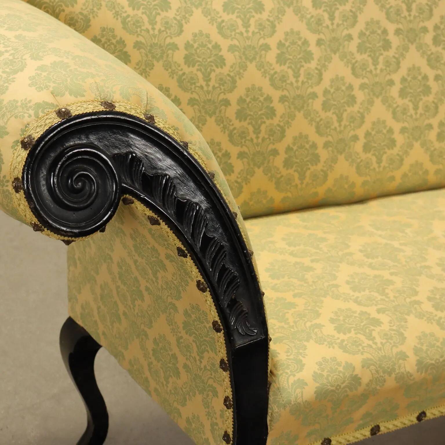 Canapé ancien en noyer avec revêtement en tissu, Italie XVIIIe siècle