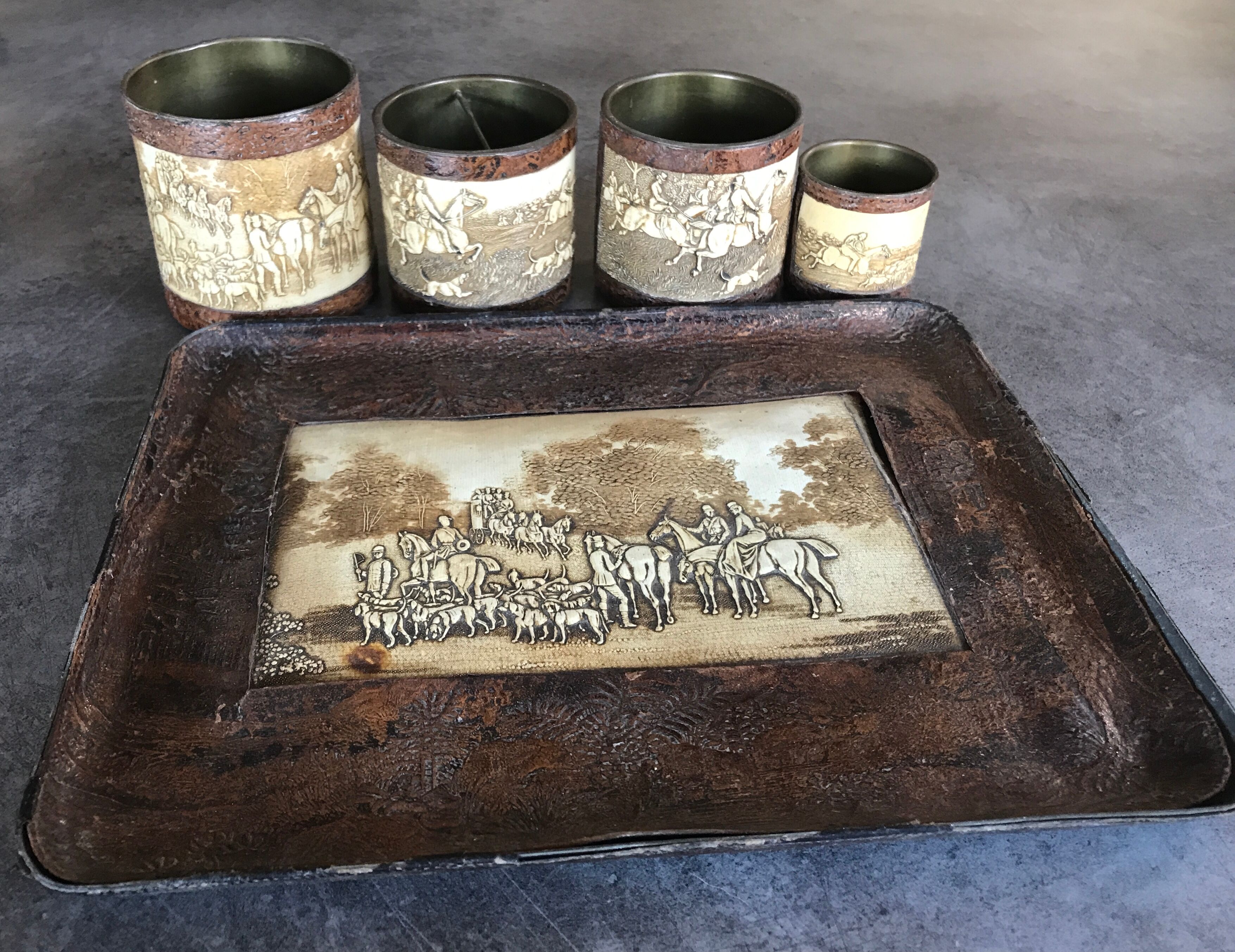 Nécessaire de bureau ancien laiton et cuir, 1 plateau avec 4 pots décor chasse à courre