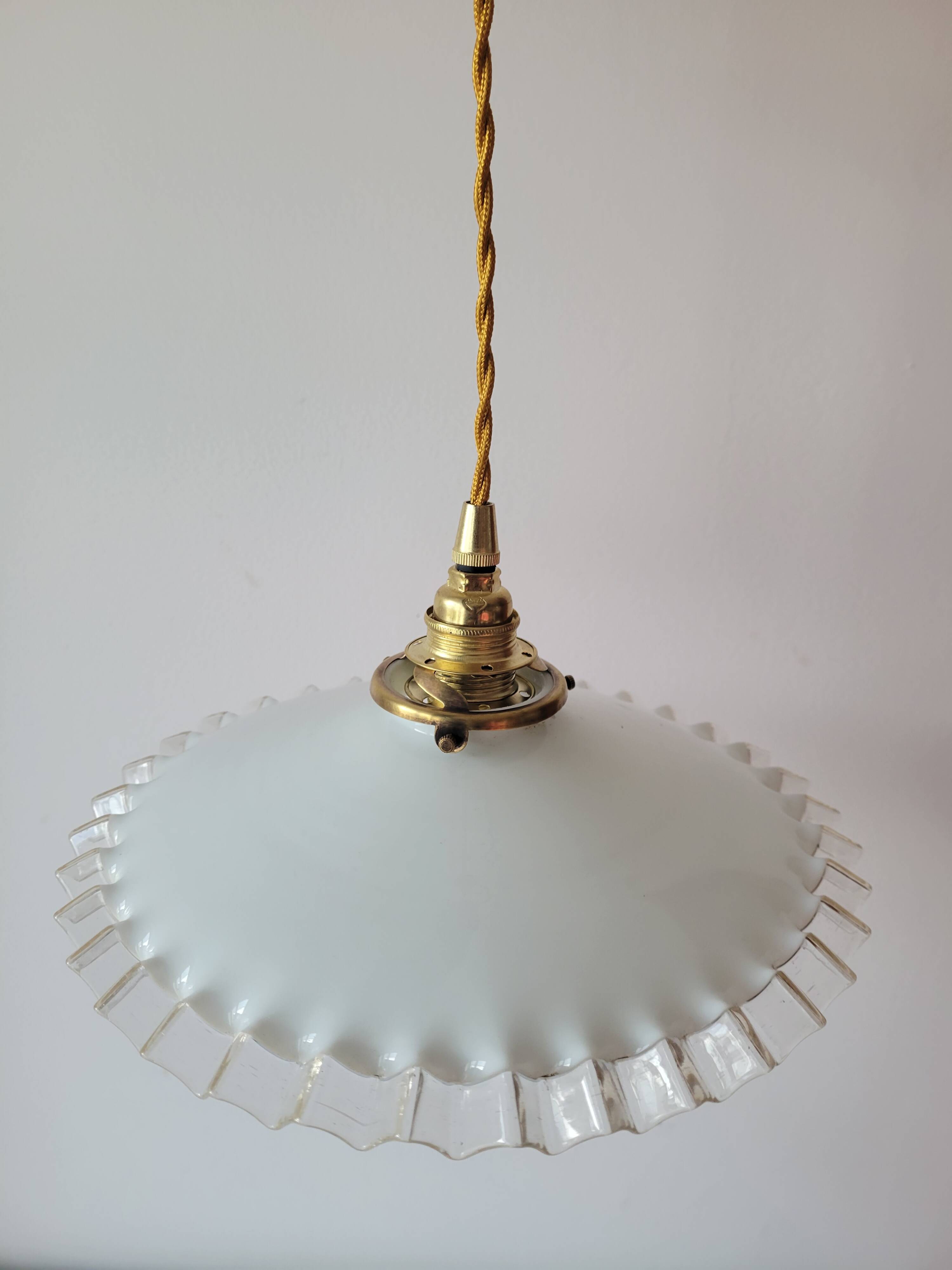 Suspension en opaline dentelée