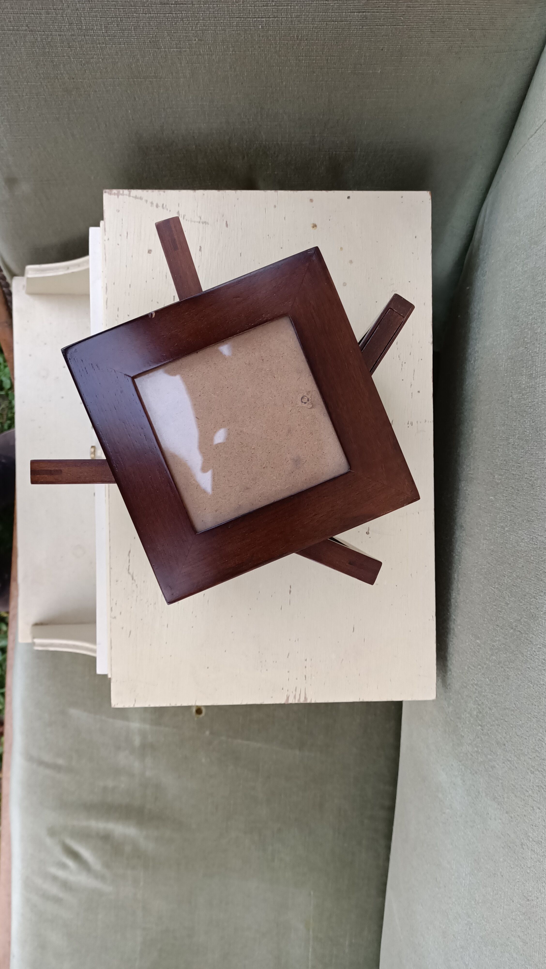 Display swivel photo frames