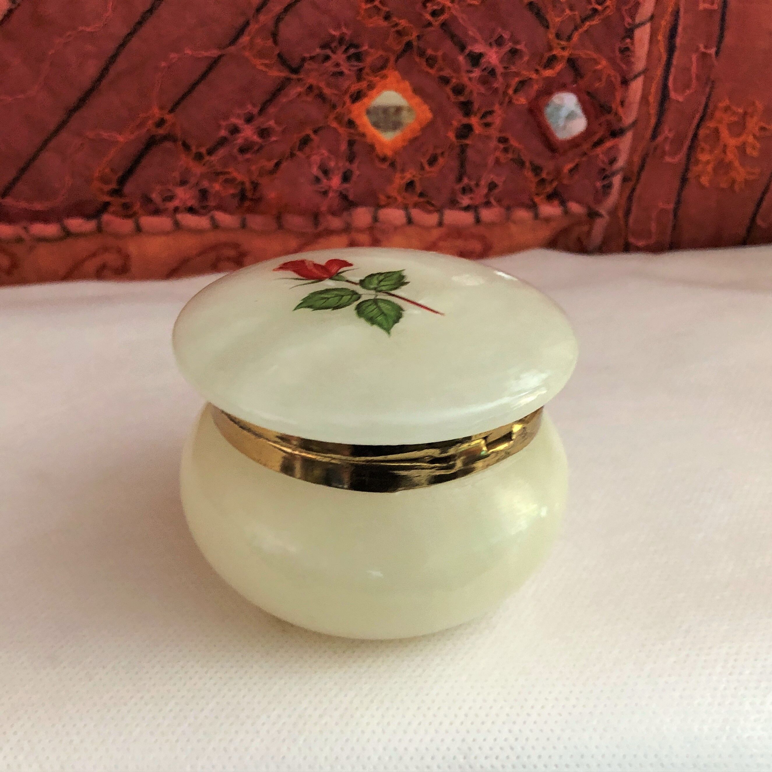 Artisanal alabaster boître white Spain