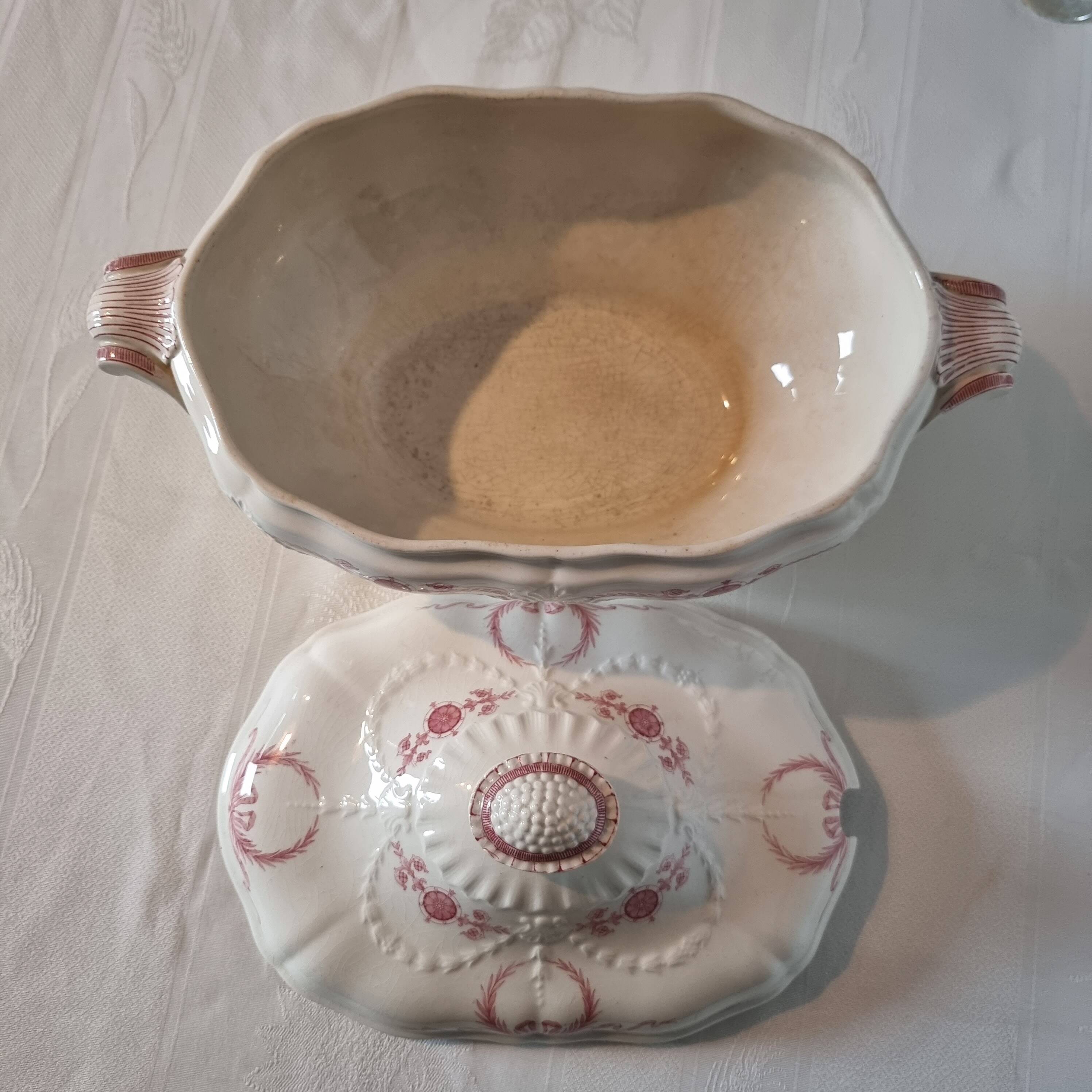 Superb and large English porcelain soup tureen by Minton (19th century)