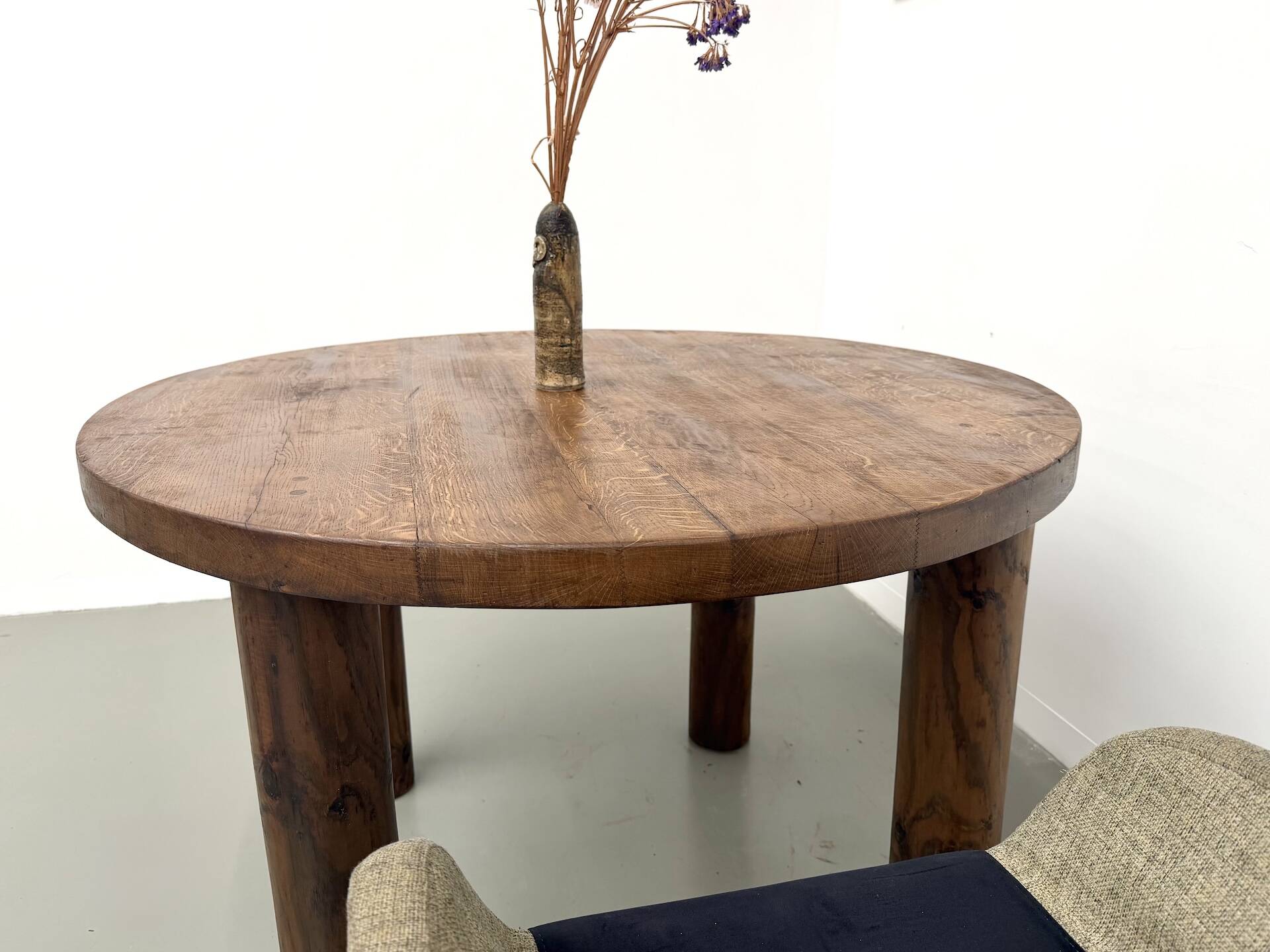 Table ronde moderniste chêne massif, piètement cylindrique pin, DLG Perrian