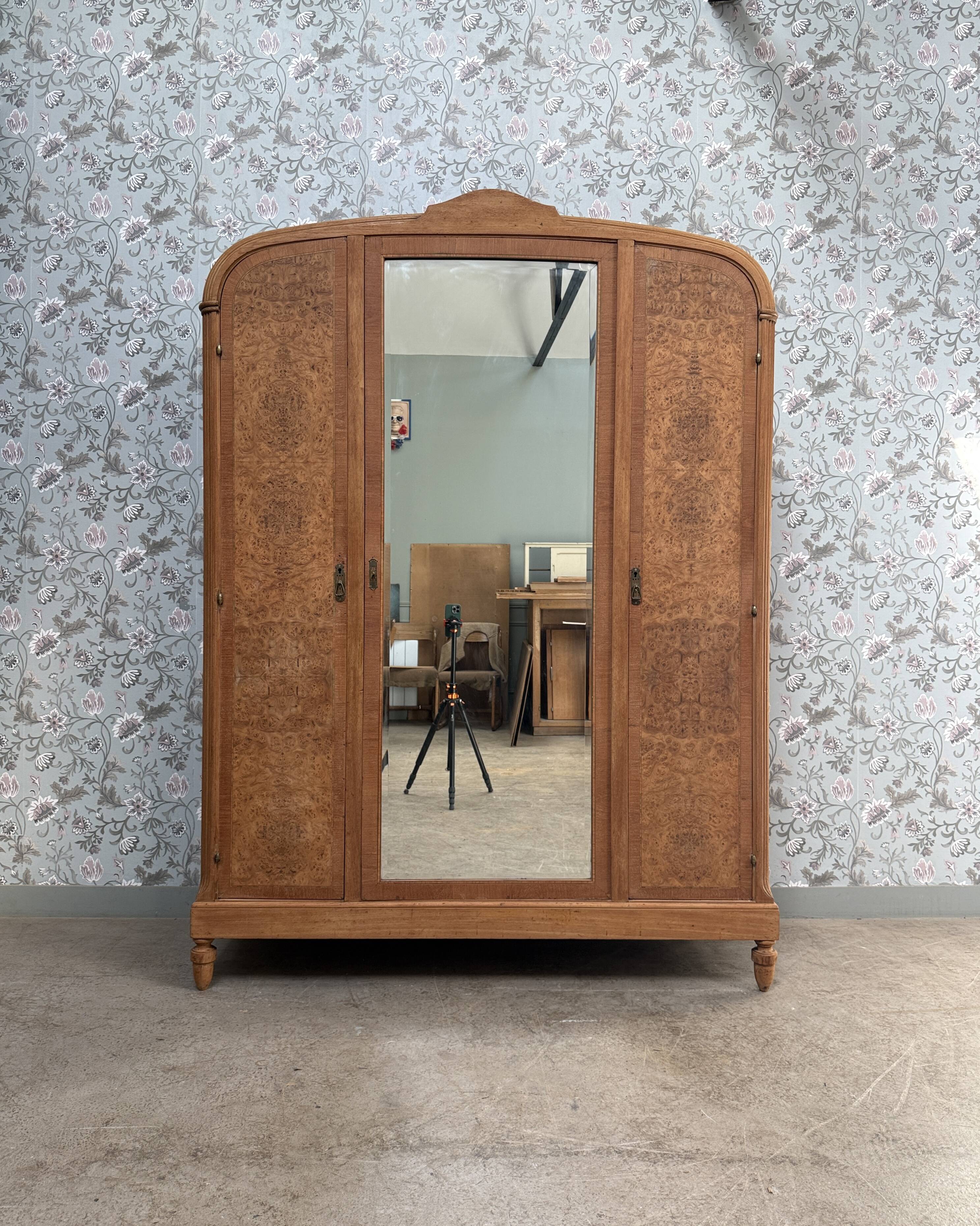 Armoire Art Déco en érable moucheté, rénovée