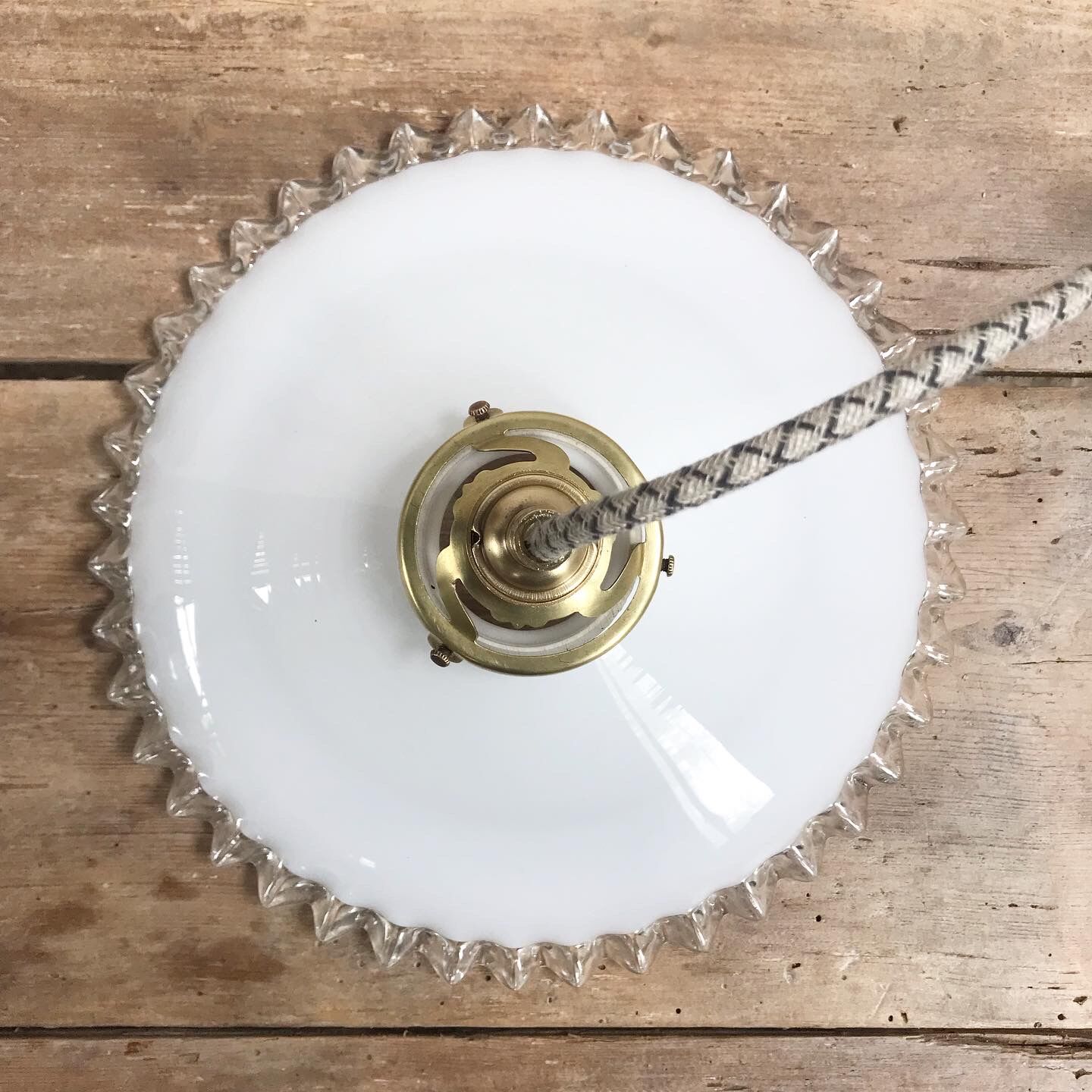 Serrated opaline suspension