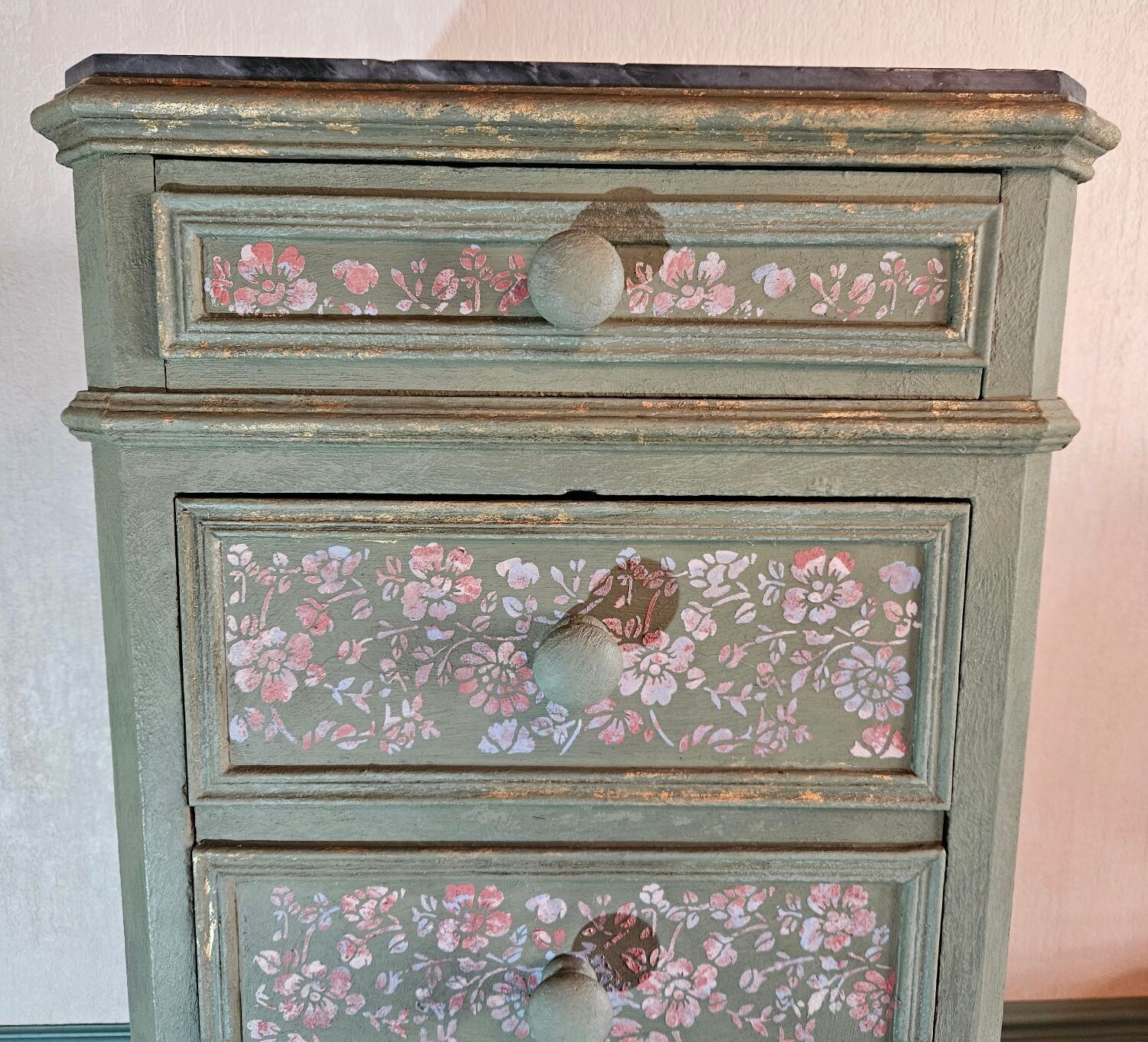 Chest of drawers