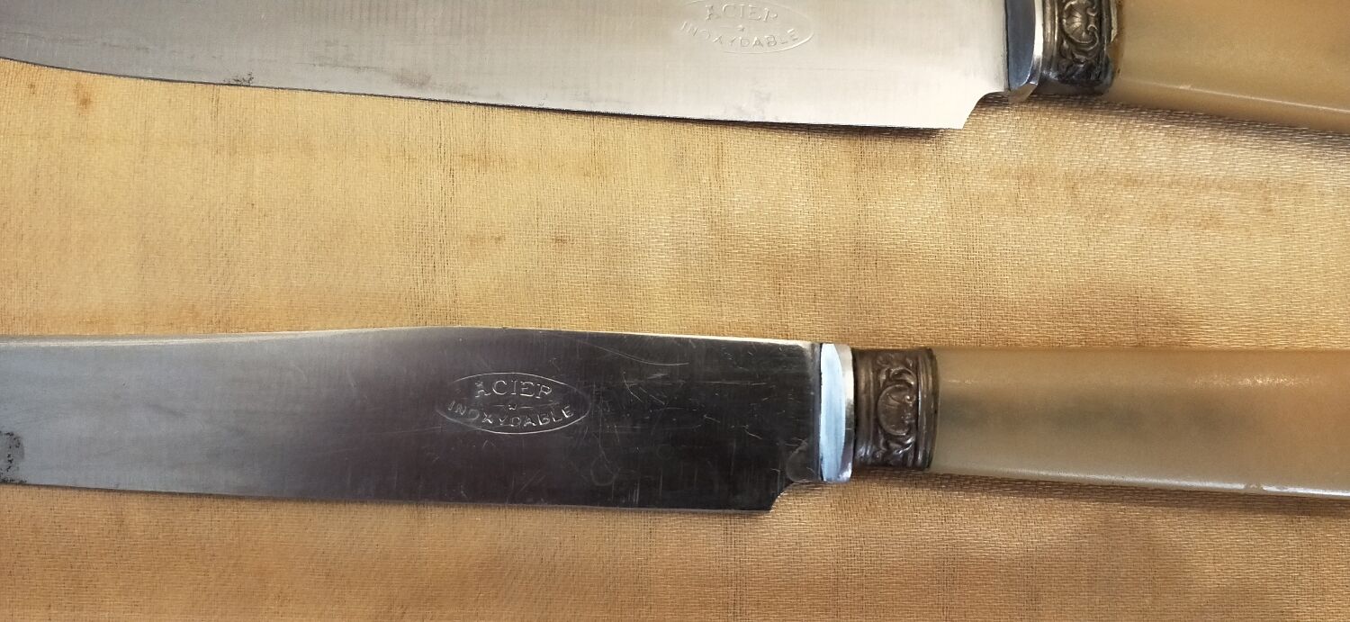 12 knives with horn handles