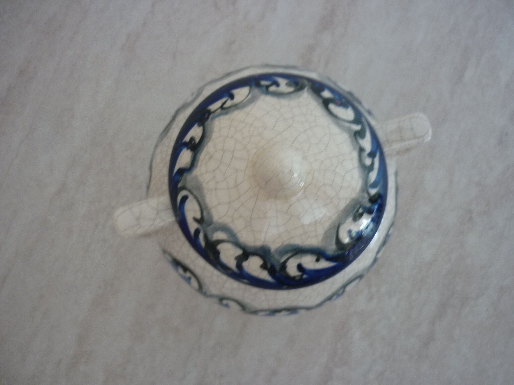 Cracked tripod ball with lid and handles