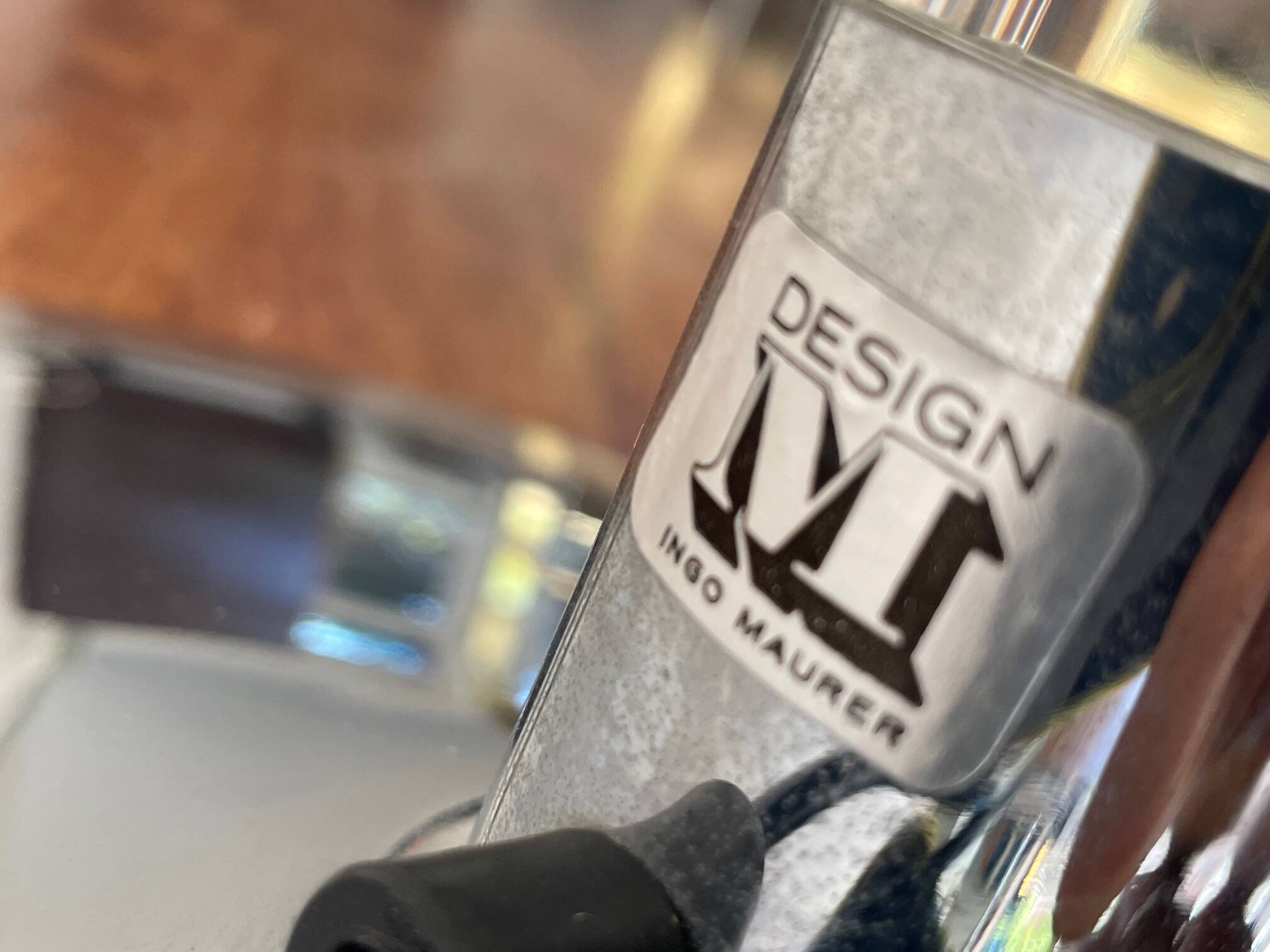 Lampe design unique d'Ingo Maurer. Lampadaire design M de Maurer. Verre à lait, fond transparent.