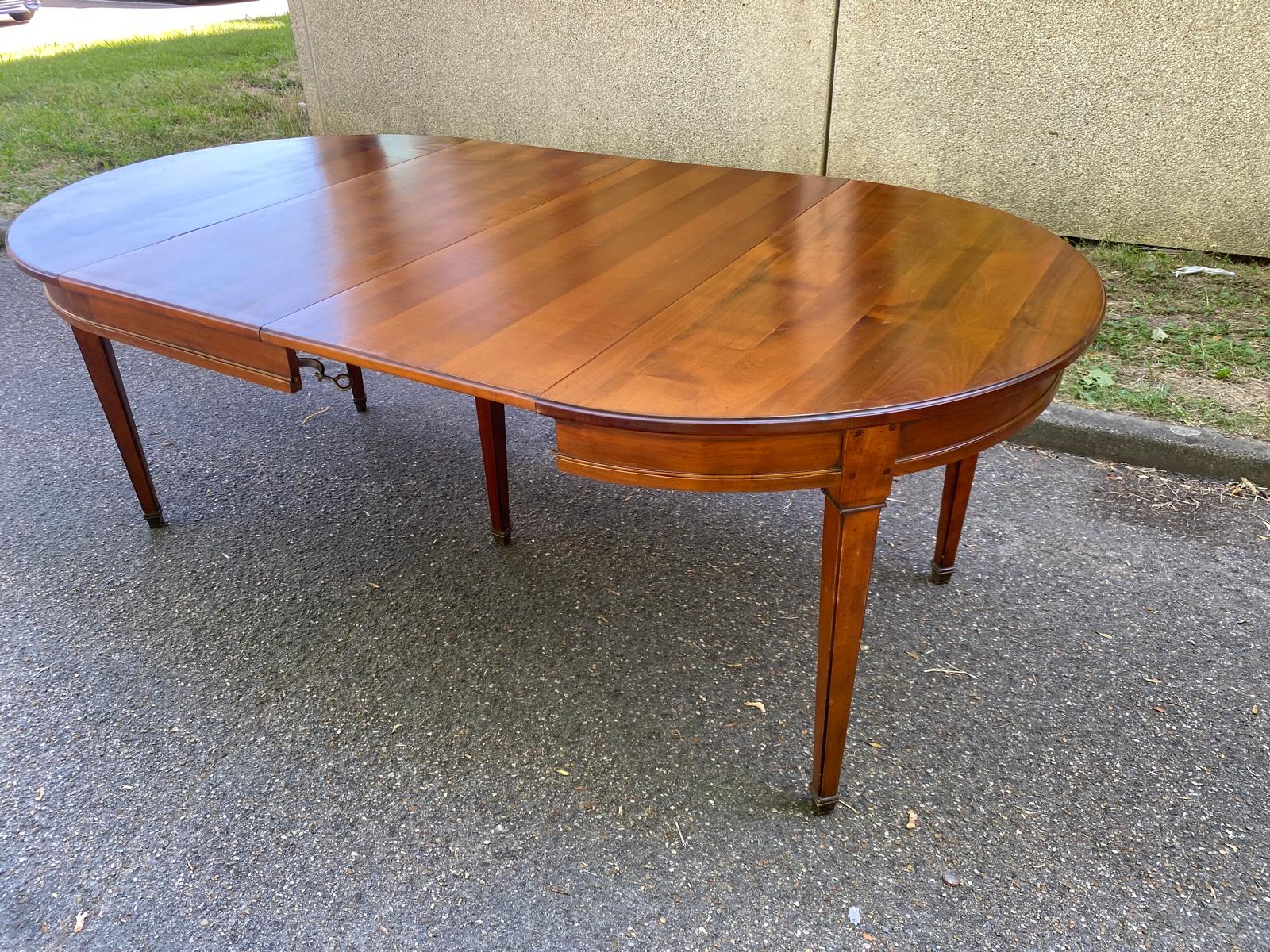 Round extendable dining table Louis XVI in cherry wood from the 1960s.
