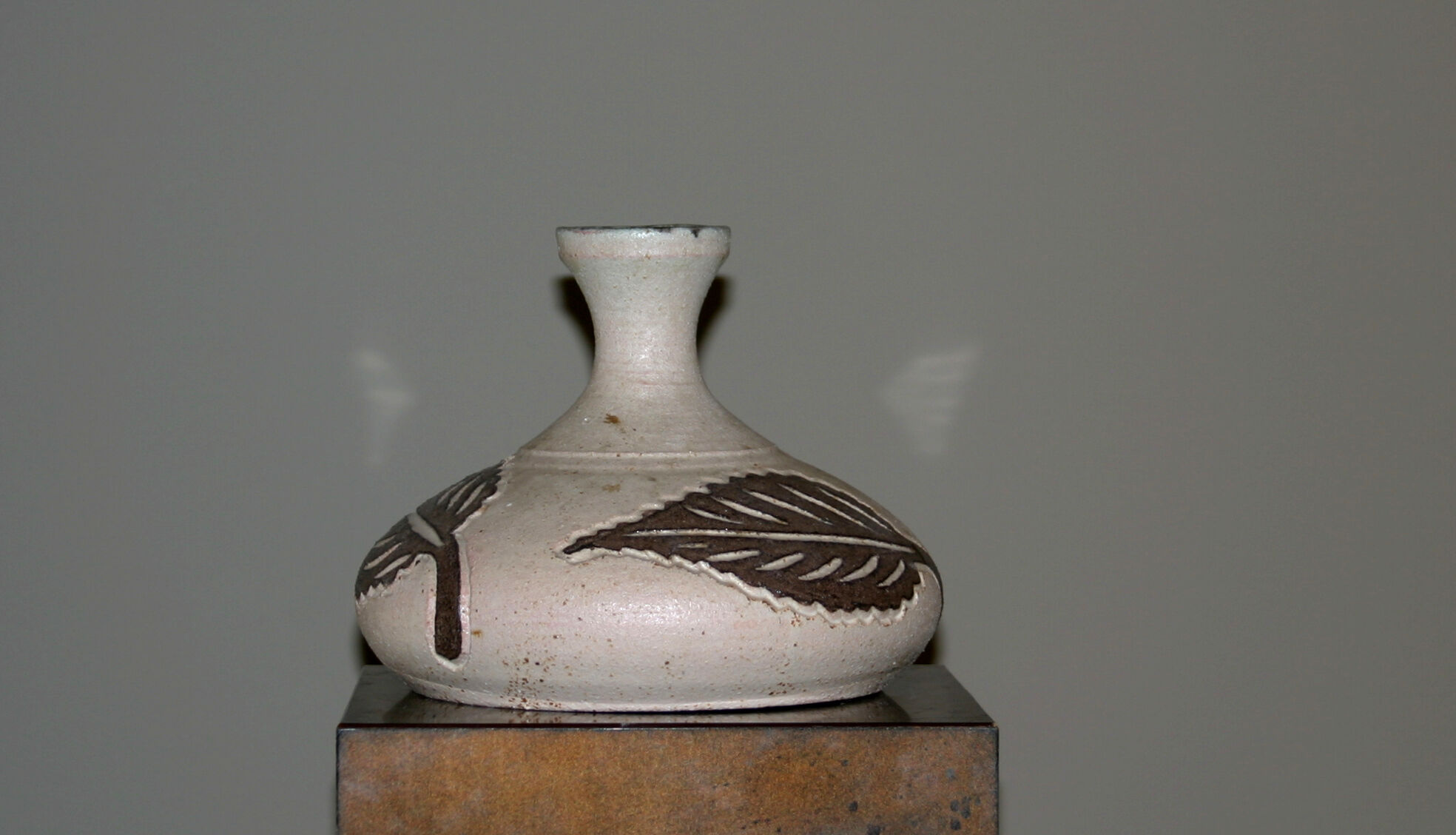 Vase en céramique avec décors floraux