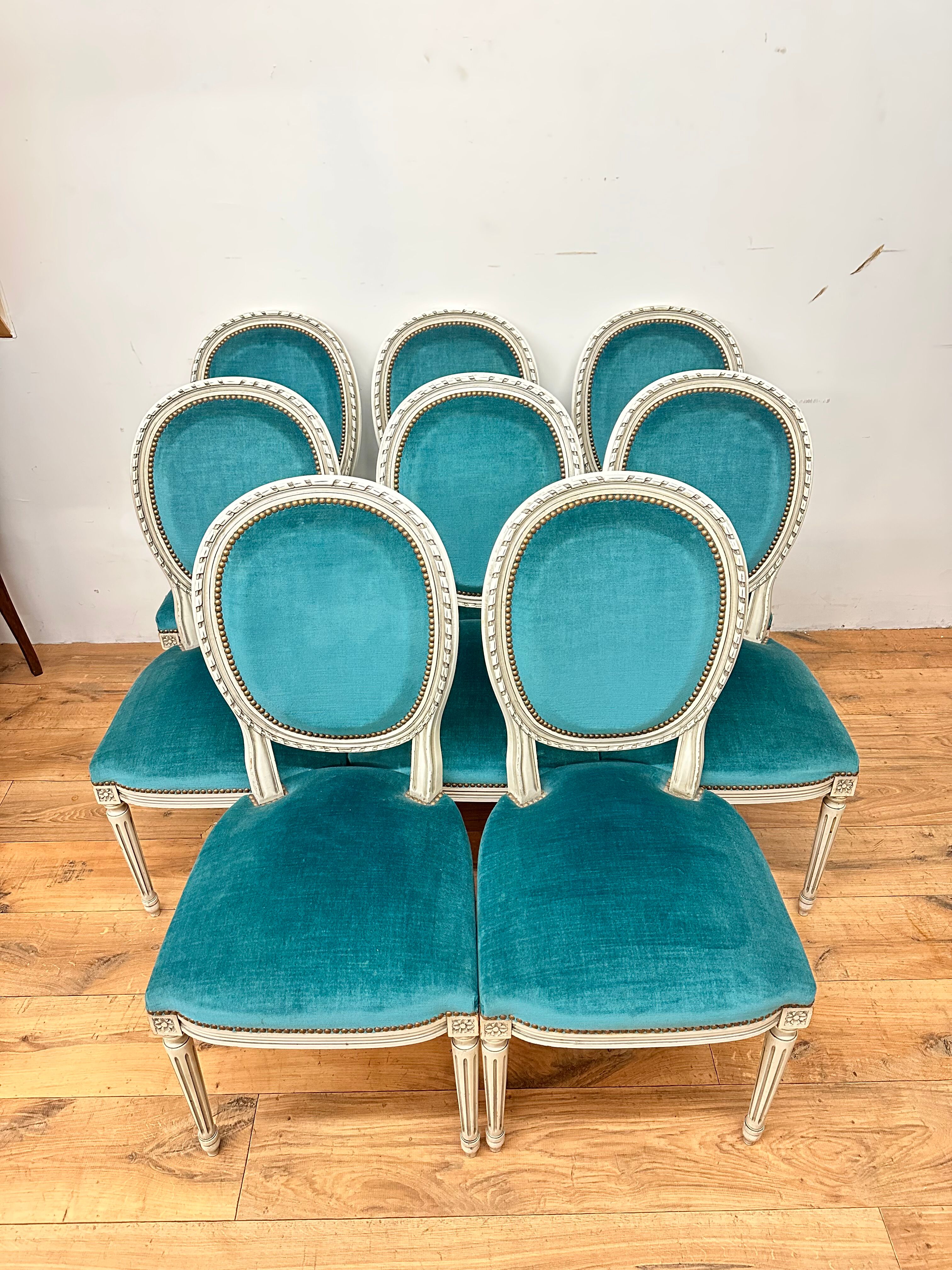 8 chaises à médaillon de style Louis XVI