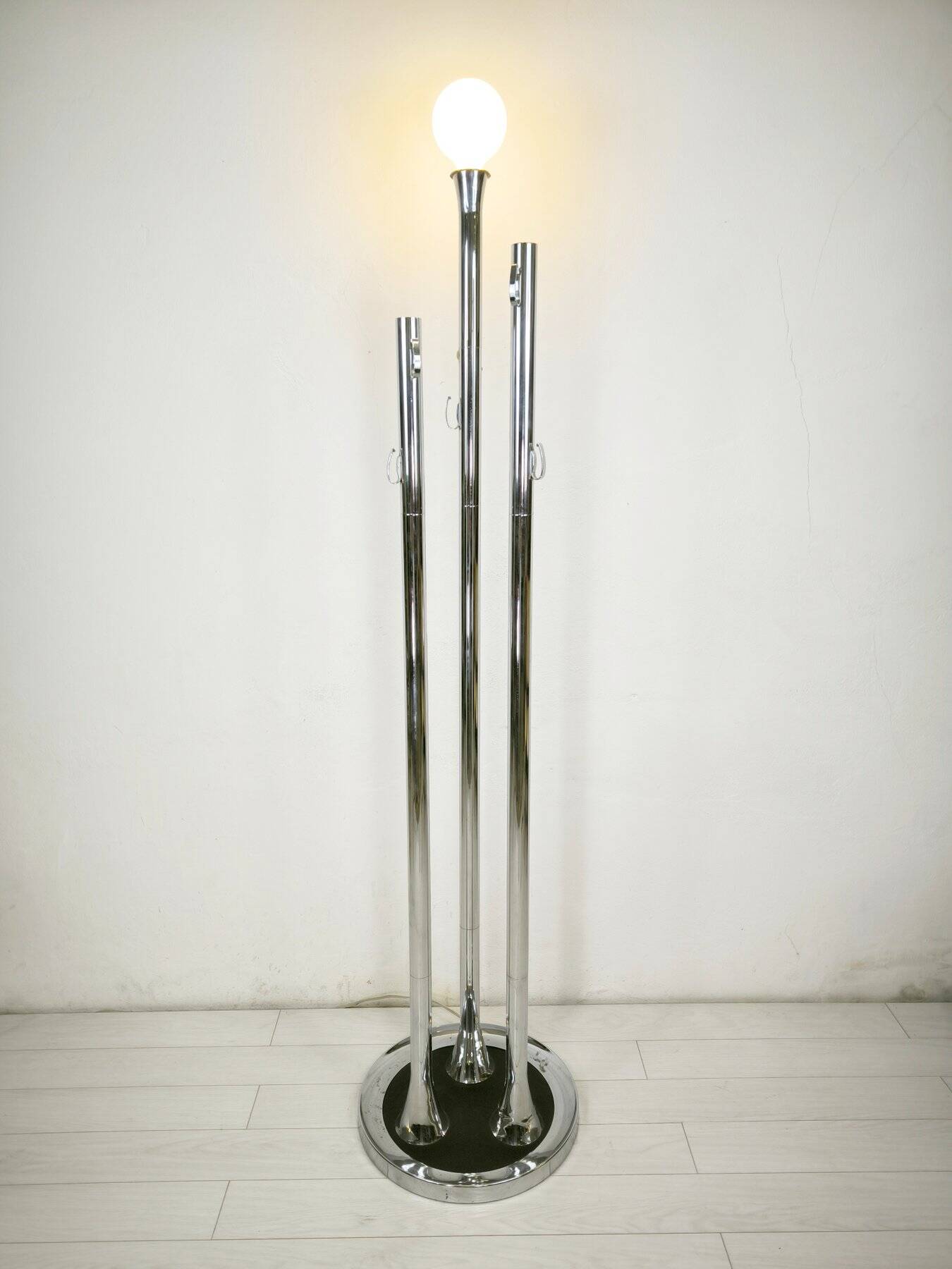 Lampadaire dimmable avec porte-manteau en laiton chromé