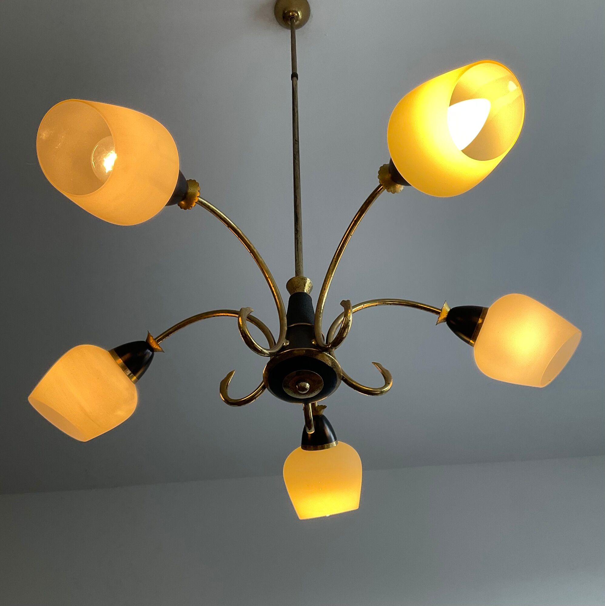 Art deco chandelier 6fires in brass, black metal and opaline