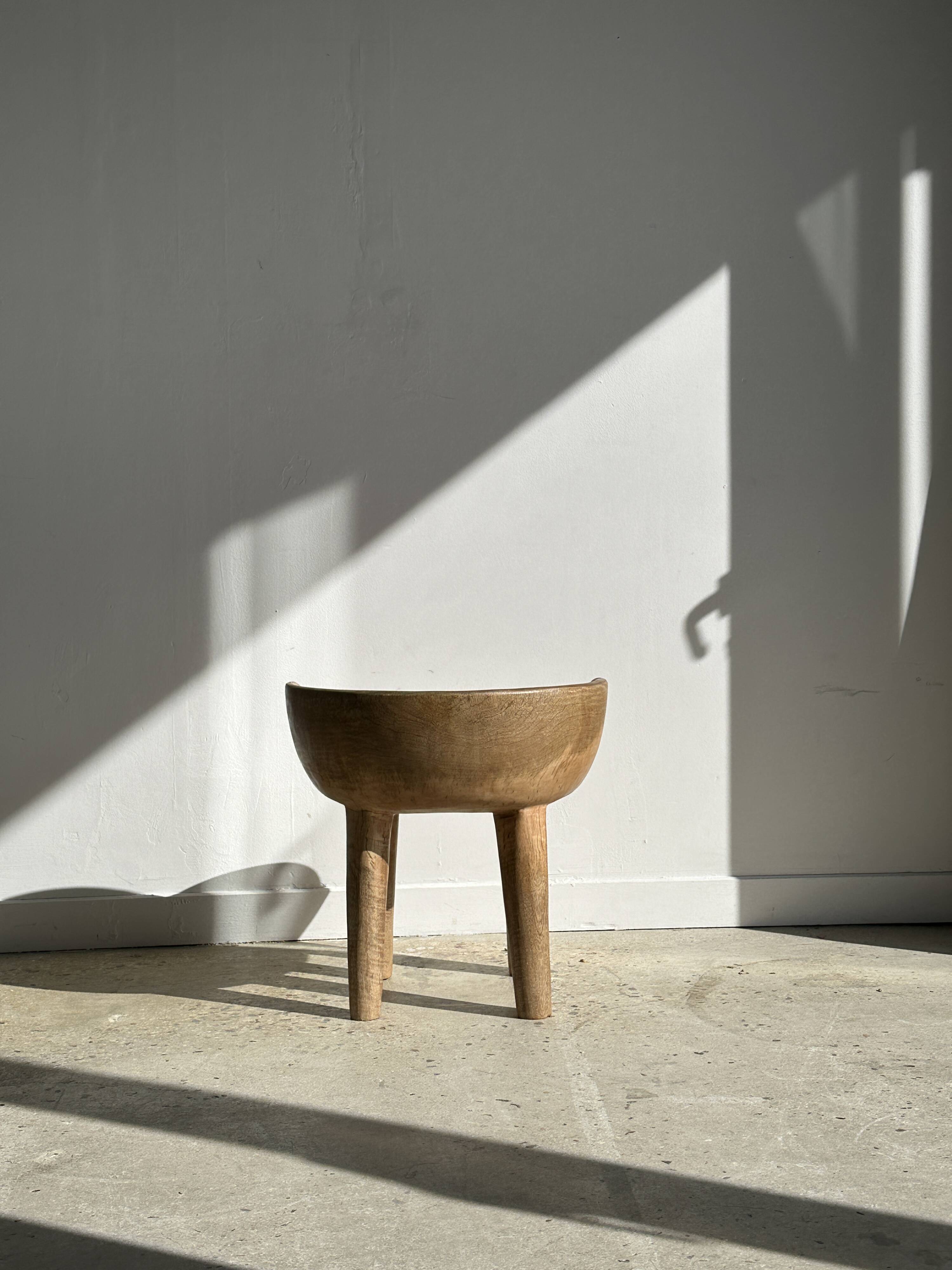 Quadripod chair with round seat and small back in natural monoxyl mango wood