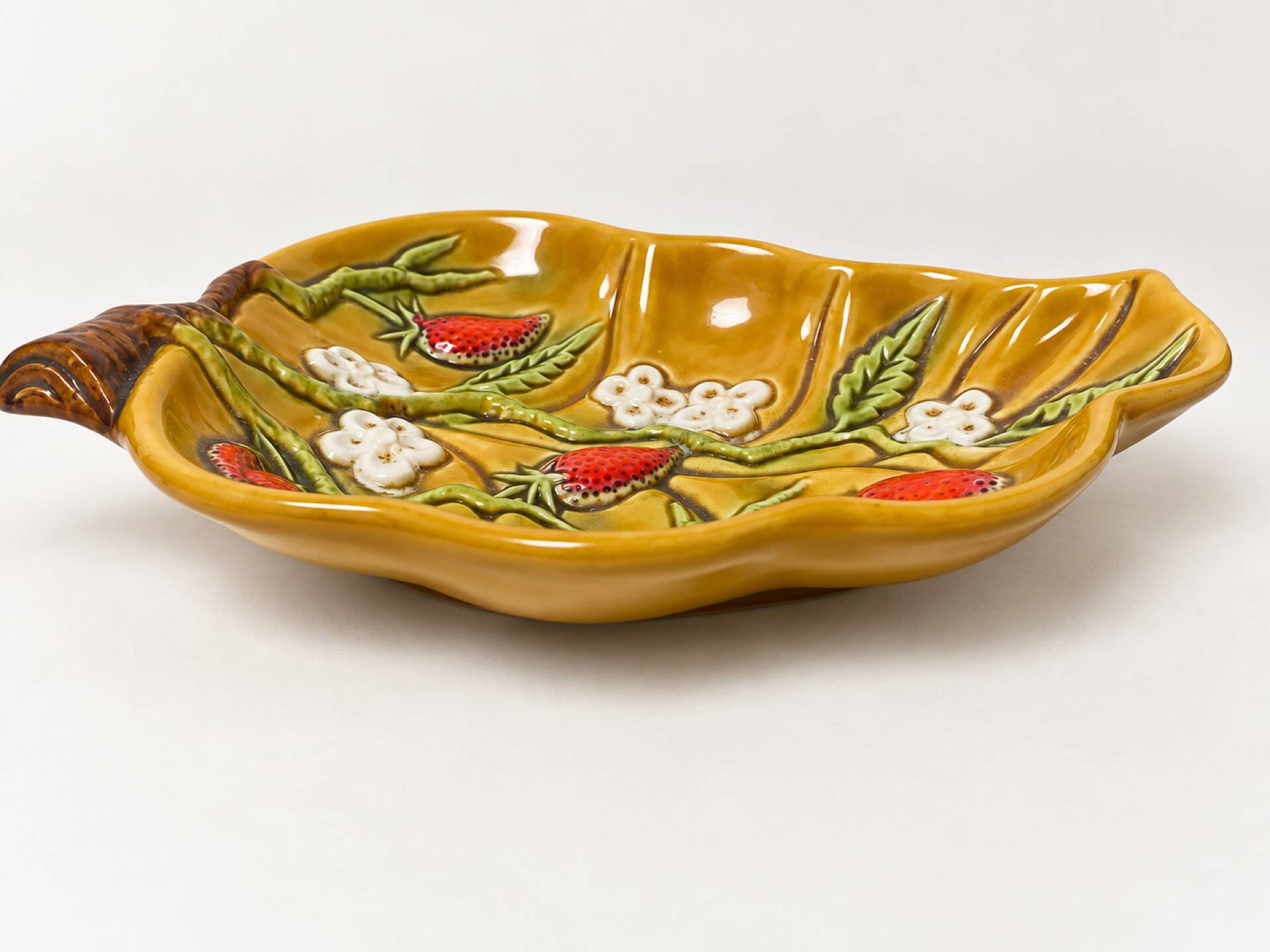 Vintage ceramic enamelled pocket tray with strawberry design – 1960s