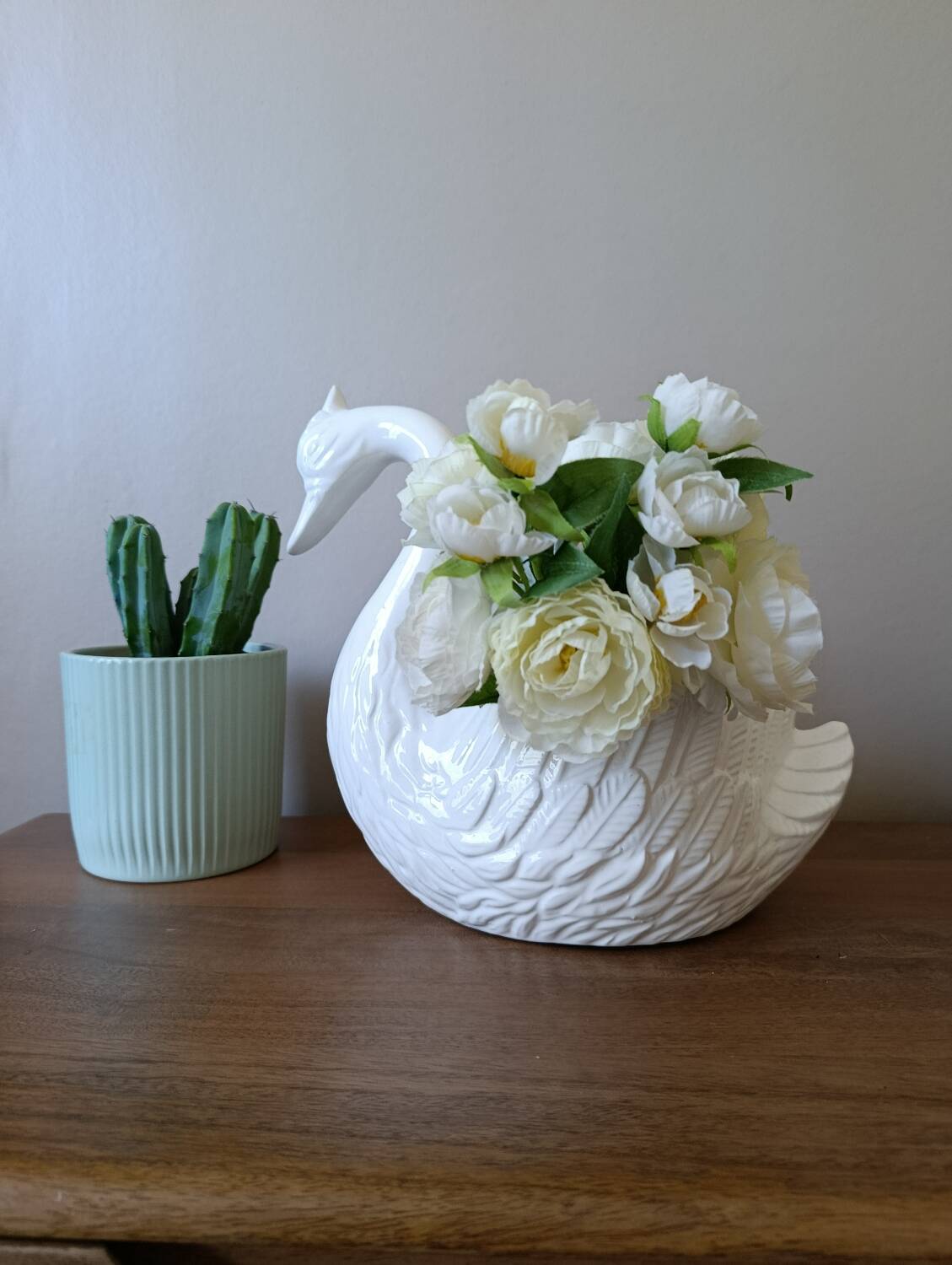 vintage white ceramic swan cache-pot / animal-shaped empty pocket