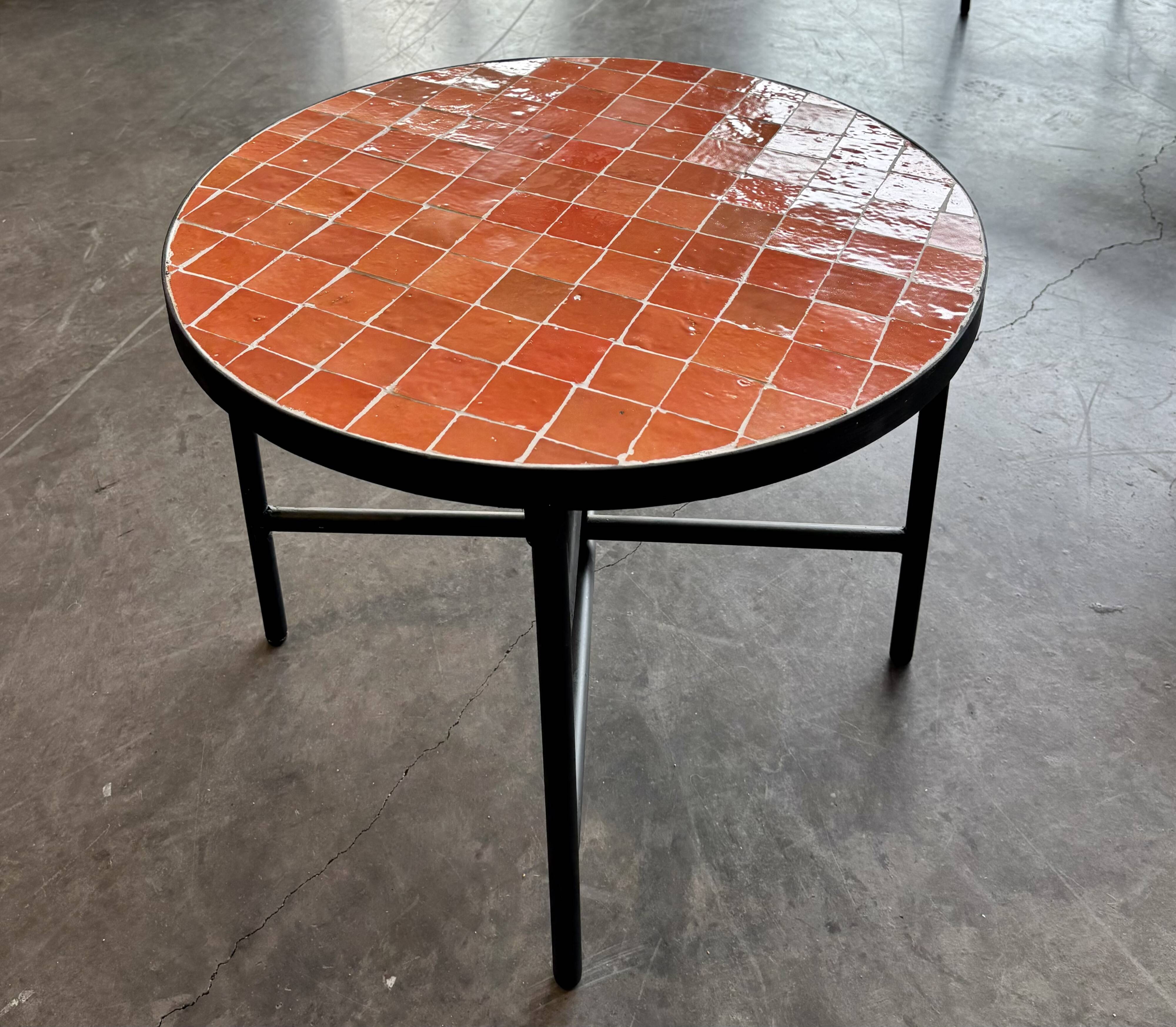 Table basse en zellige orange fabriquer au maroc