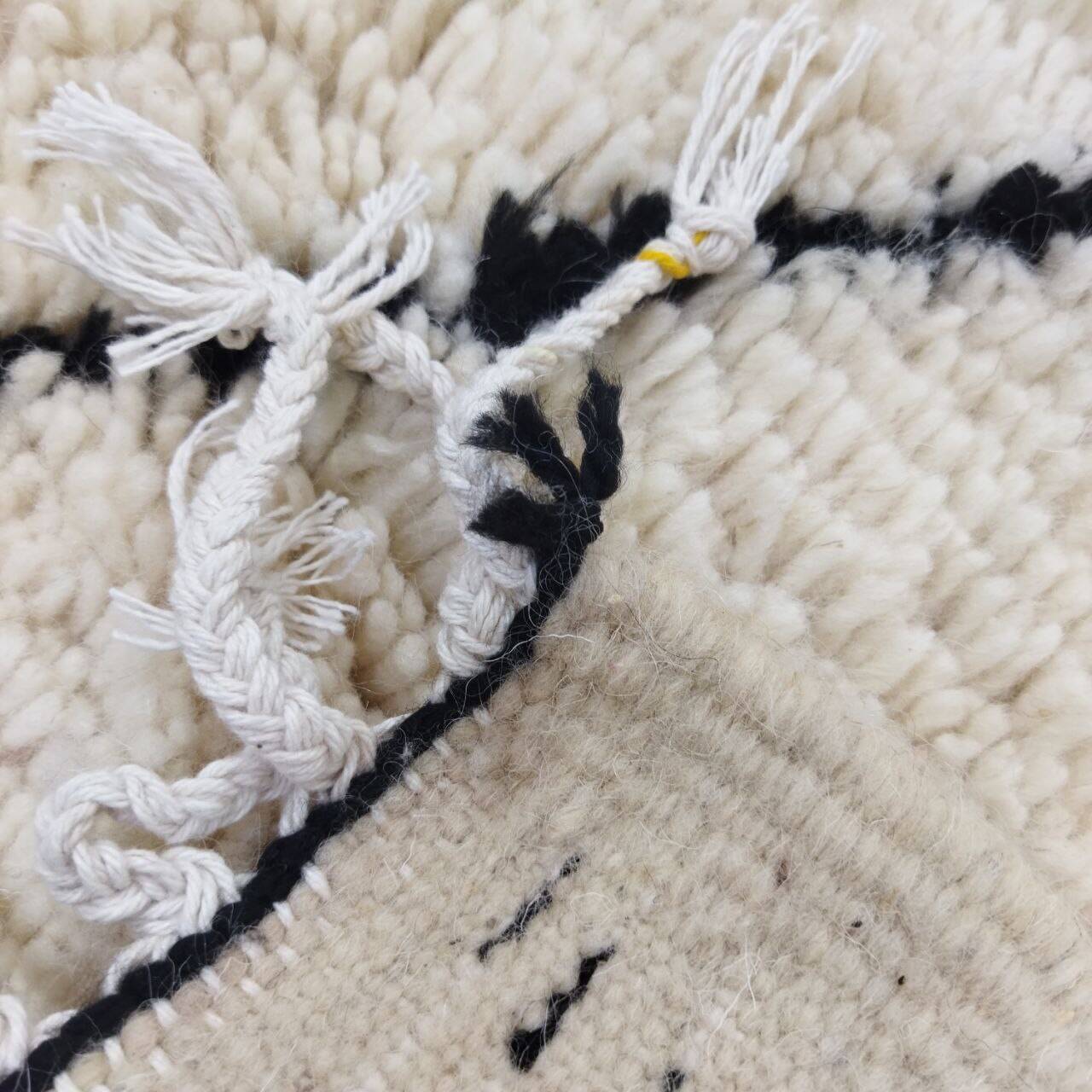 Azilal Berber rug in handmade wool 250 X 157 CM