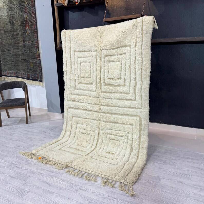 Moroccan Berber rug in natural wool 250cm x 150cm