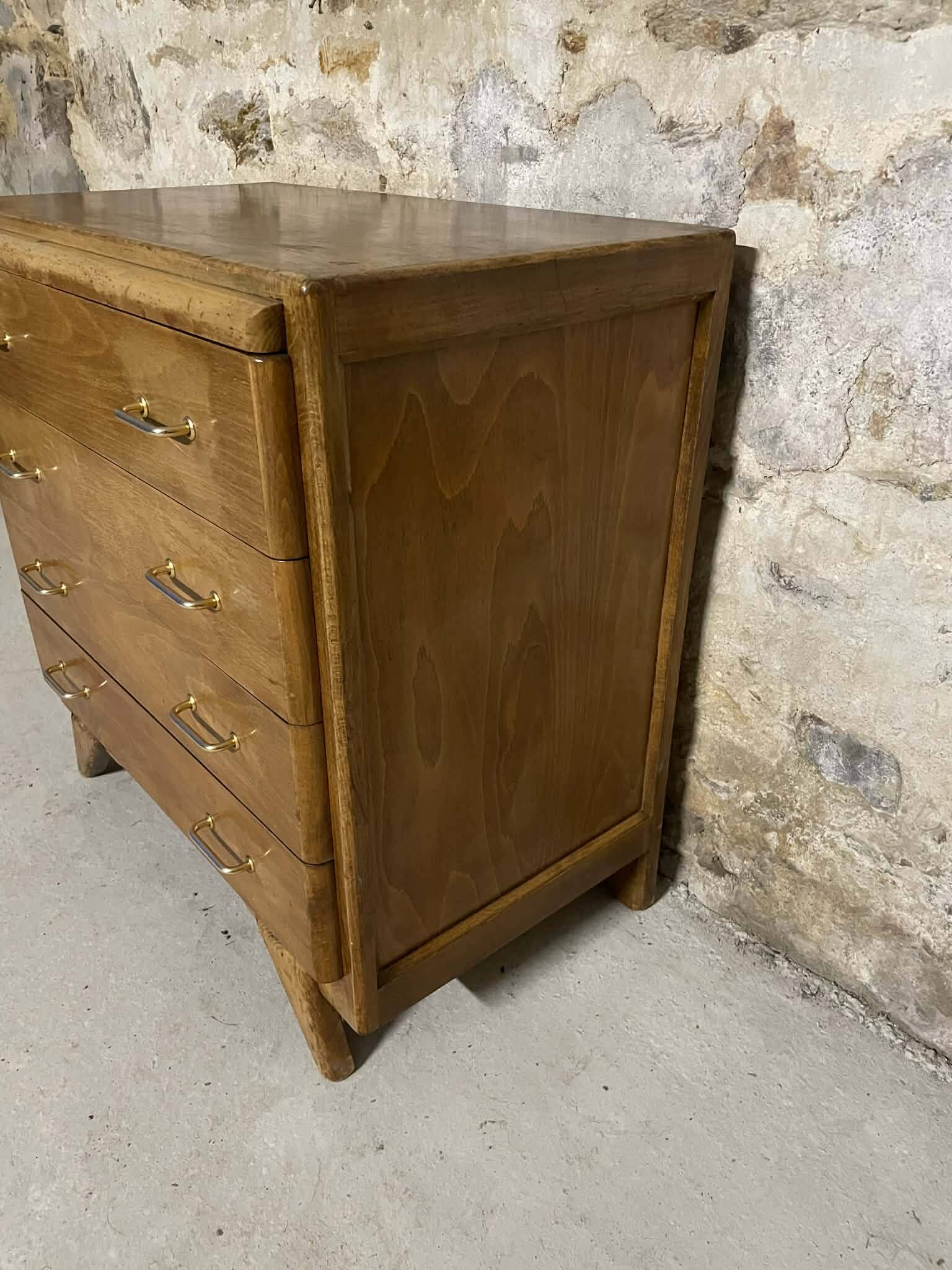 Vintage chest of drawers with 4 drawers and tapered legs.