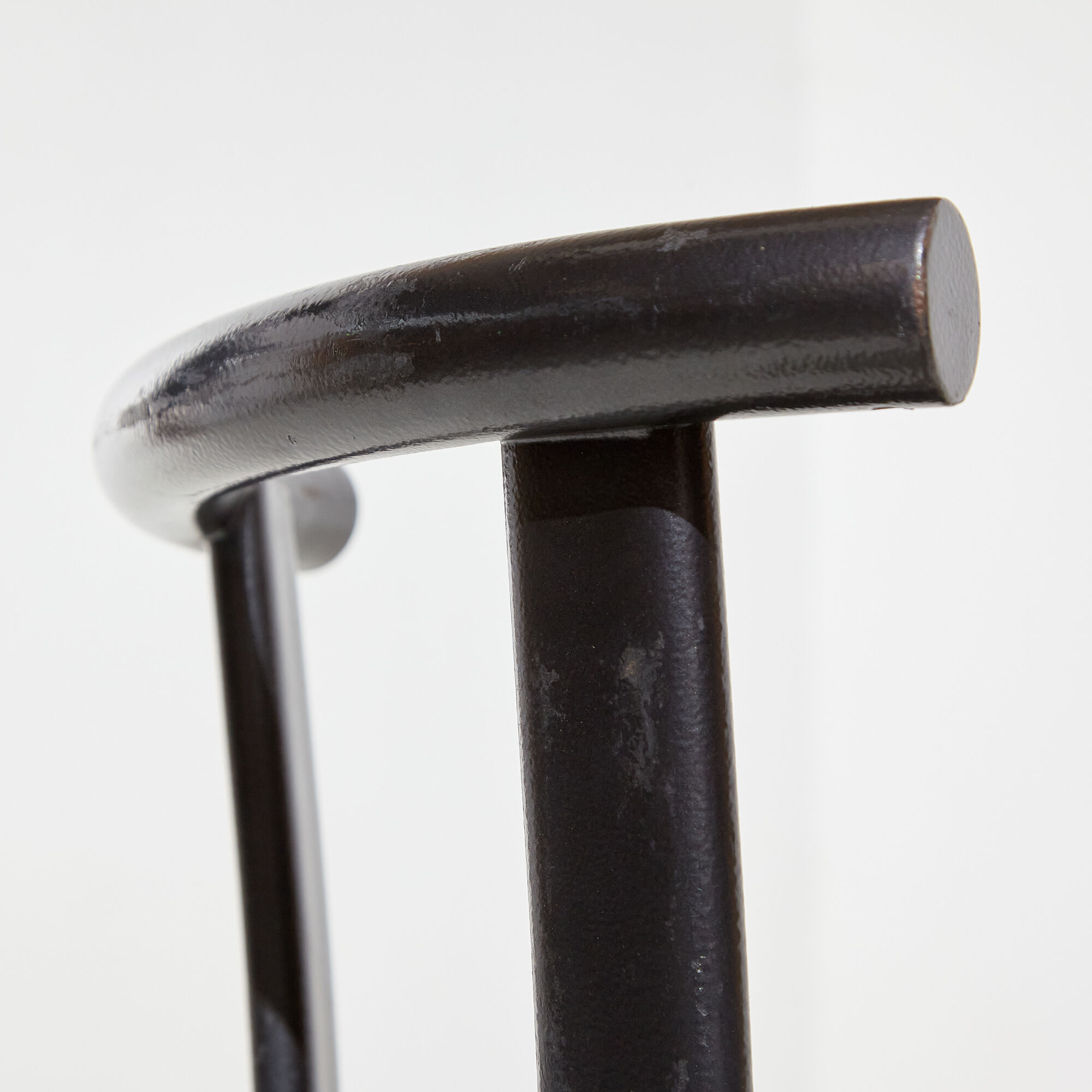 Chaise à cadre métallique de style postmoderne