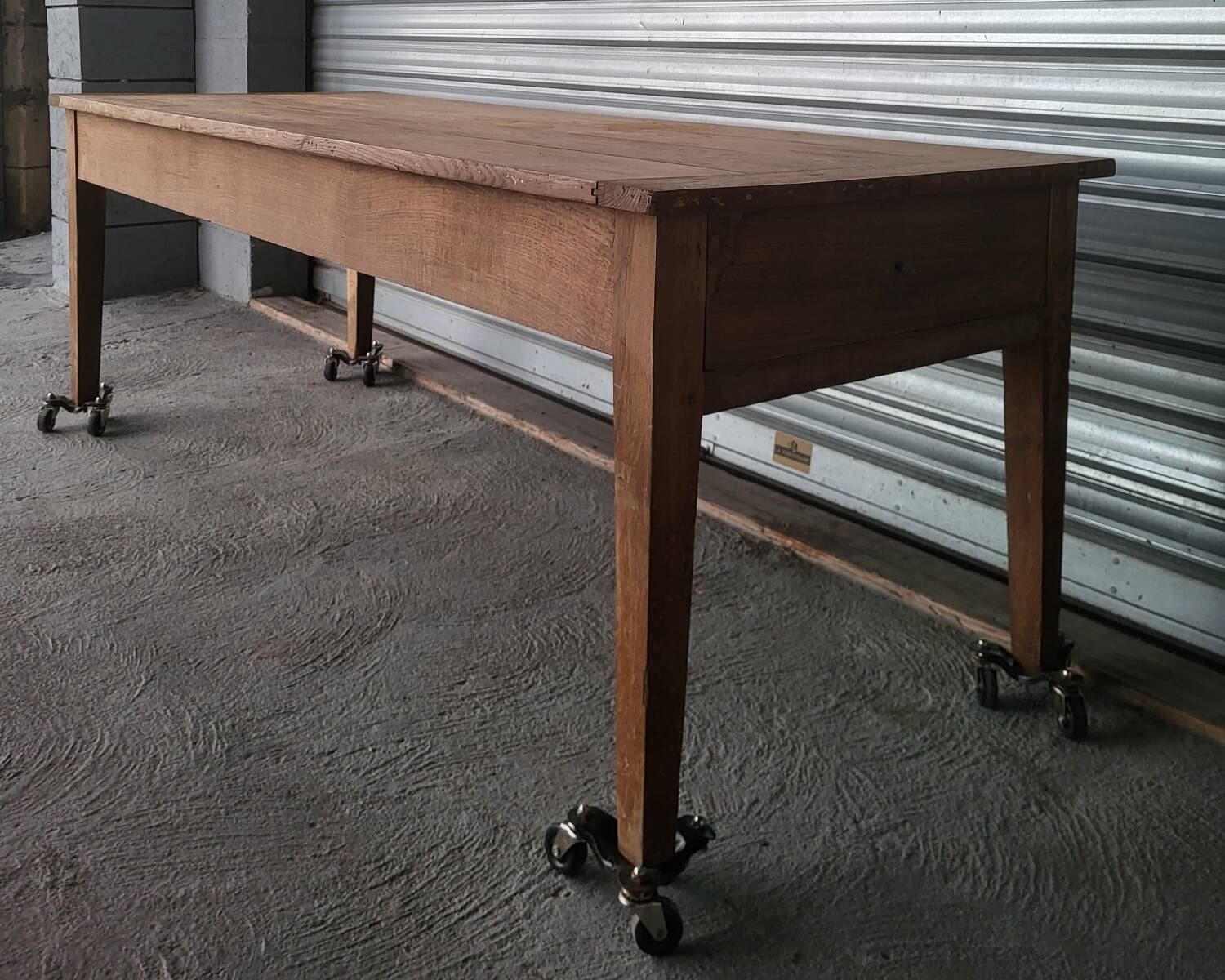 Old farmhouse table in solid oak with dowels.