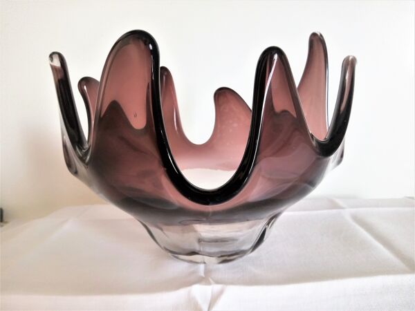 Vase en cristal en forme de méduse couleur aubergine fond en dégradé