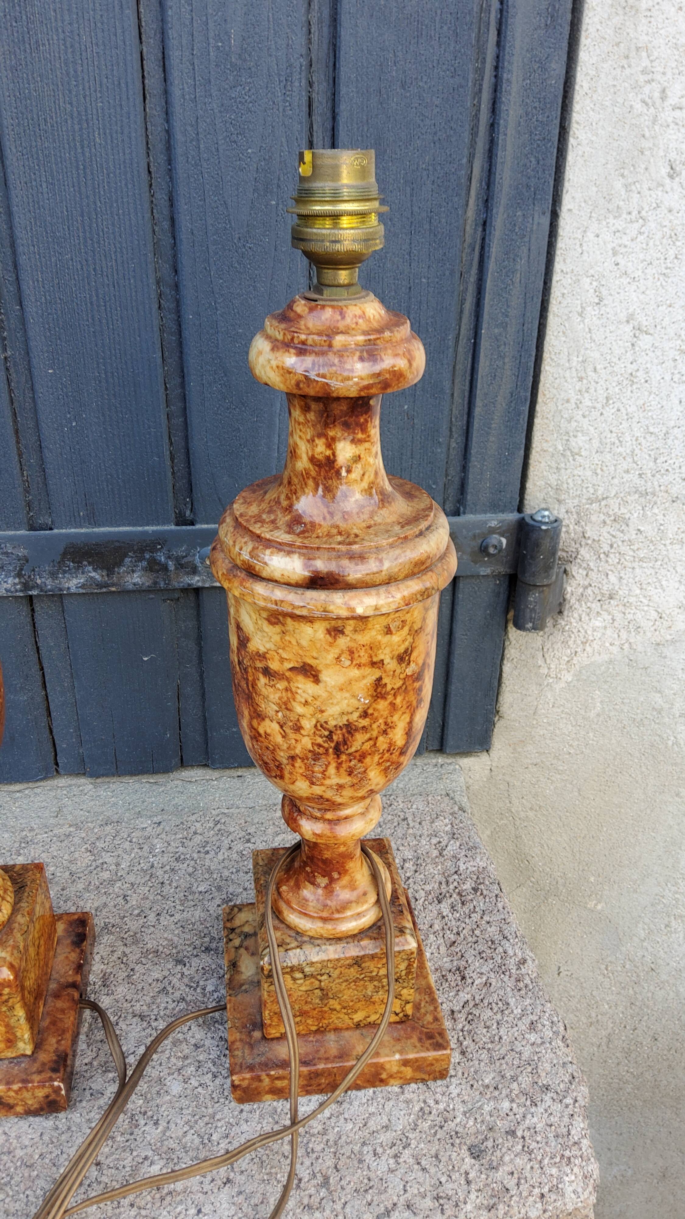 Paire de pieds de lampes des années 70 en albâtre