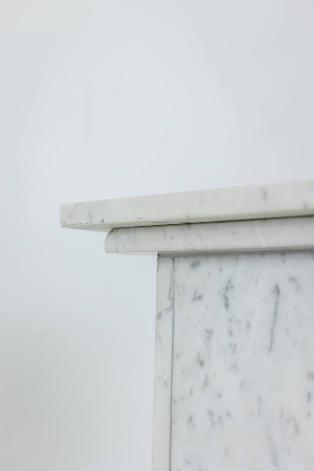 Pair of Art Deco style columns, in white marble, 20th century