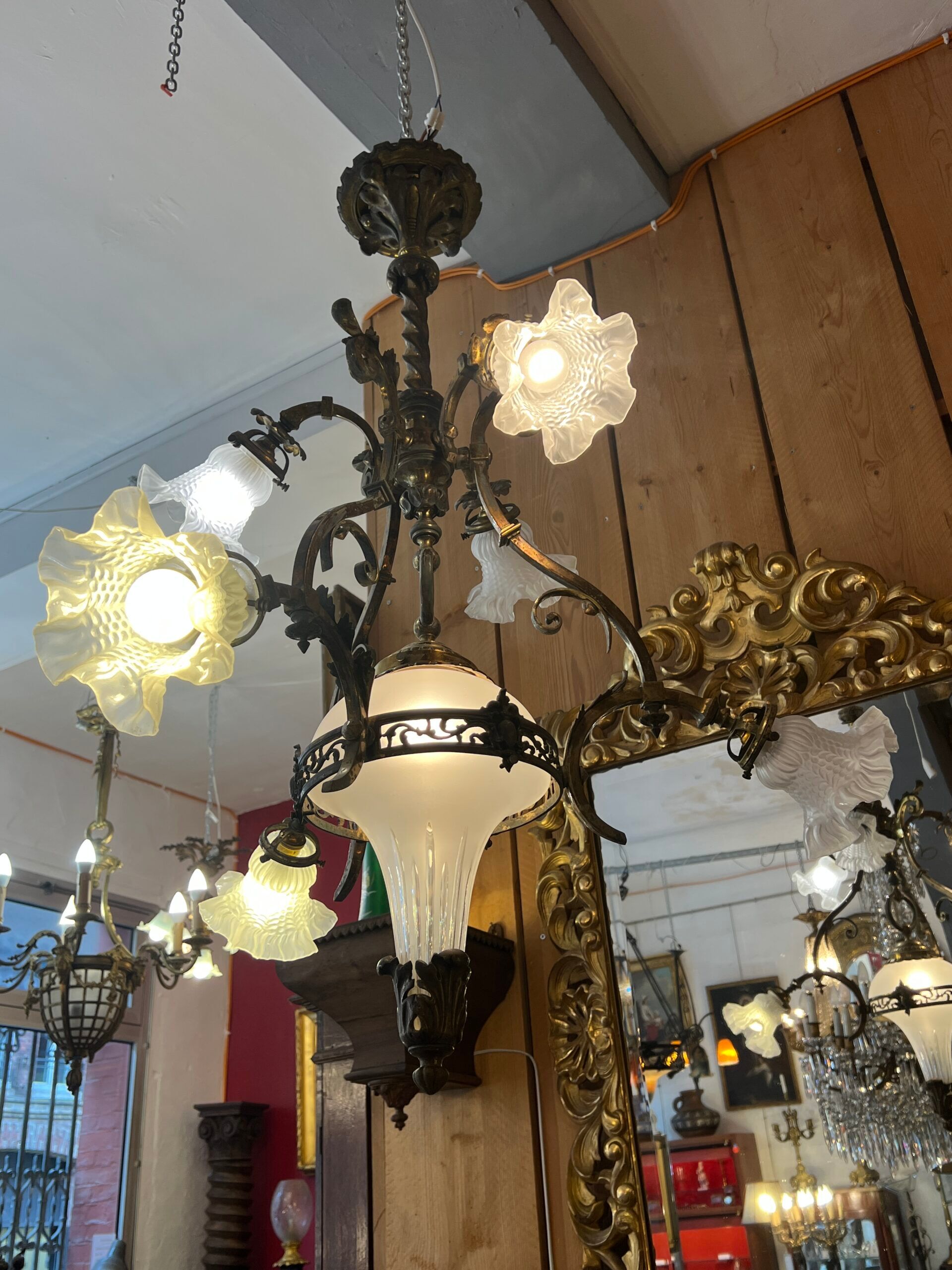 19th century brass and bronze chandelier, Napoleon III, illuminated by 6 tulips and a central globe