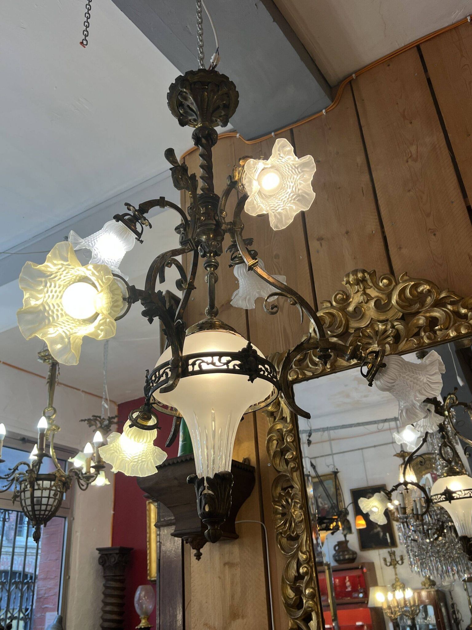 19th century brass and bronze chandelier, Napoleon III, illuminated by 6 tulips and a central globe