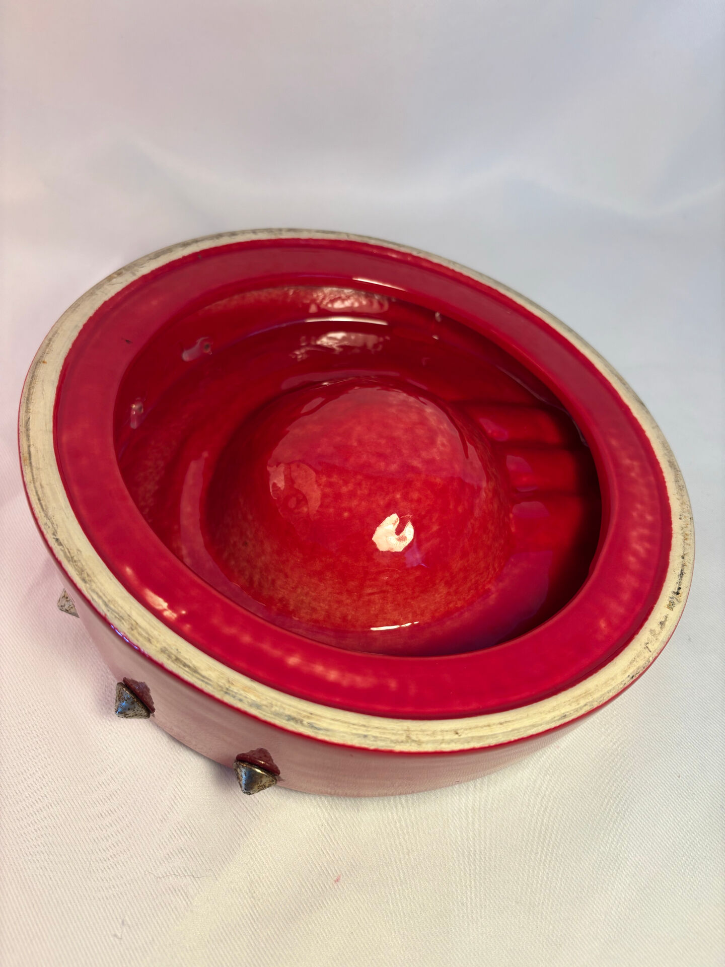 Cendrier vintage rouge laqué à clous métalliques – pièce design et déc