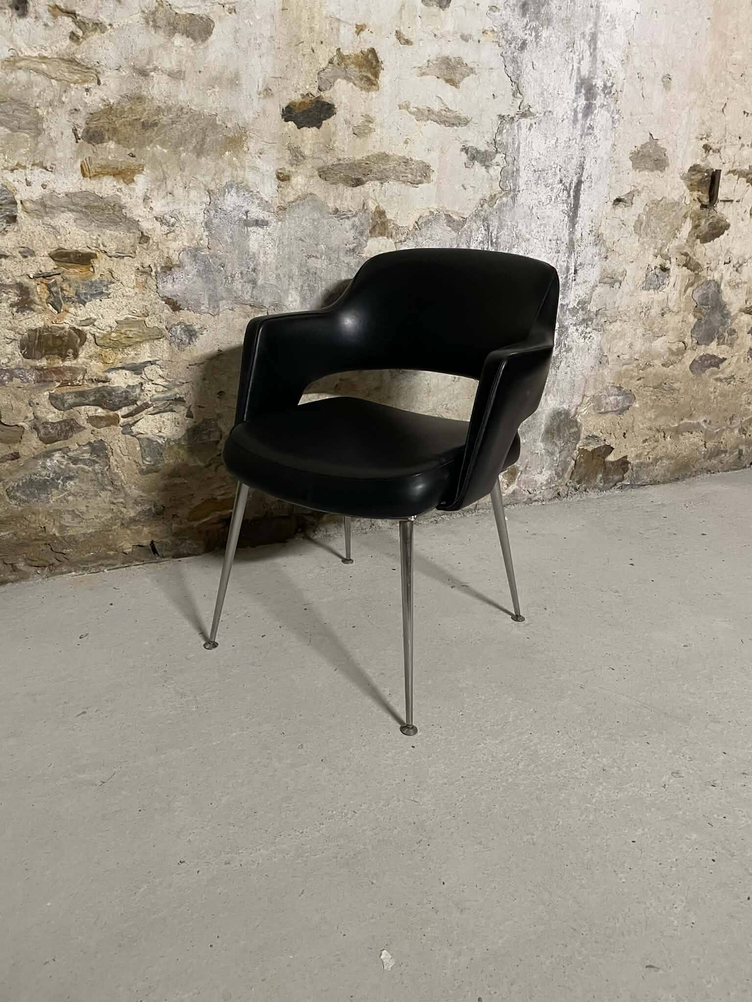 Conference chair in black design with metal legs – contemporary lines