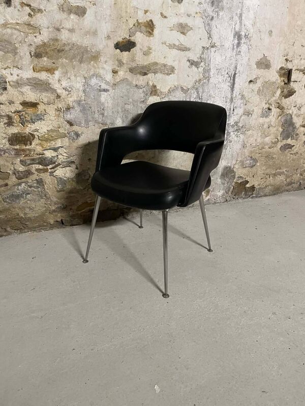 Fauteuil style conférence design noir pieds métal – lignes contemporaines